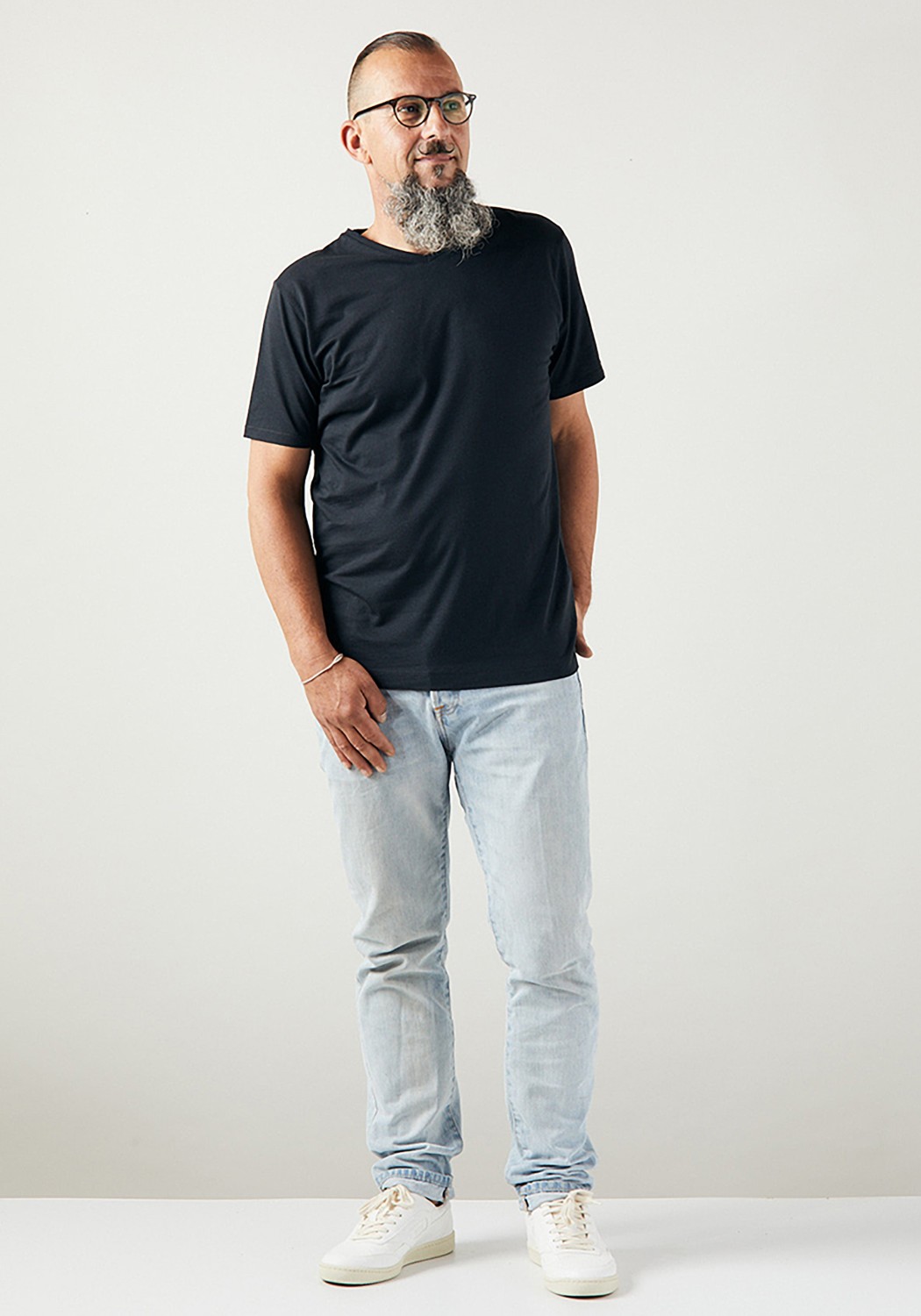 WE ARE ZRCL Herren V-Neck T-Shirt Basic Black