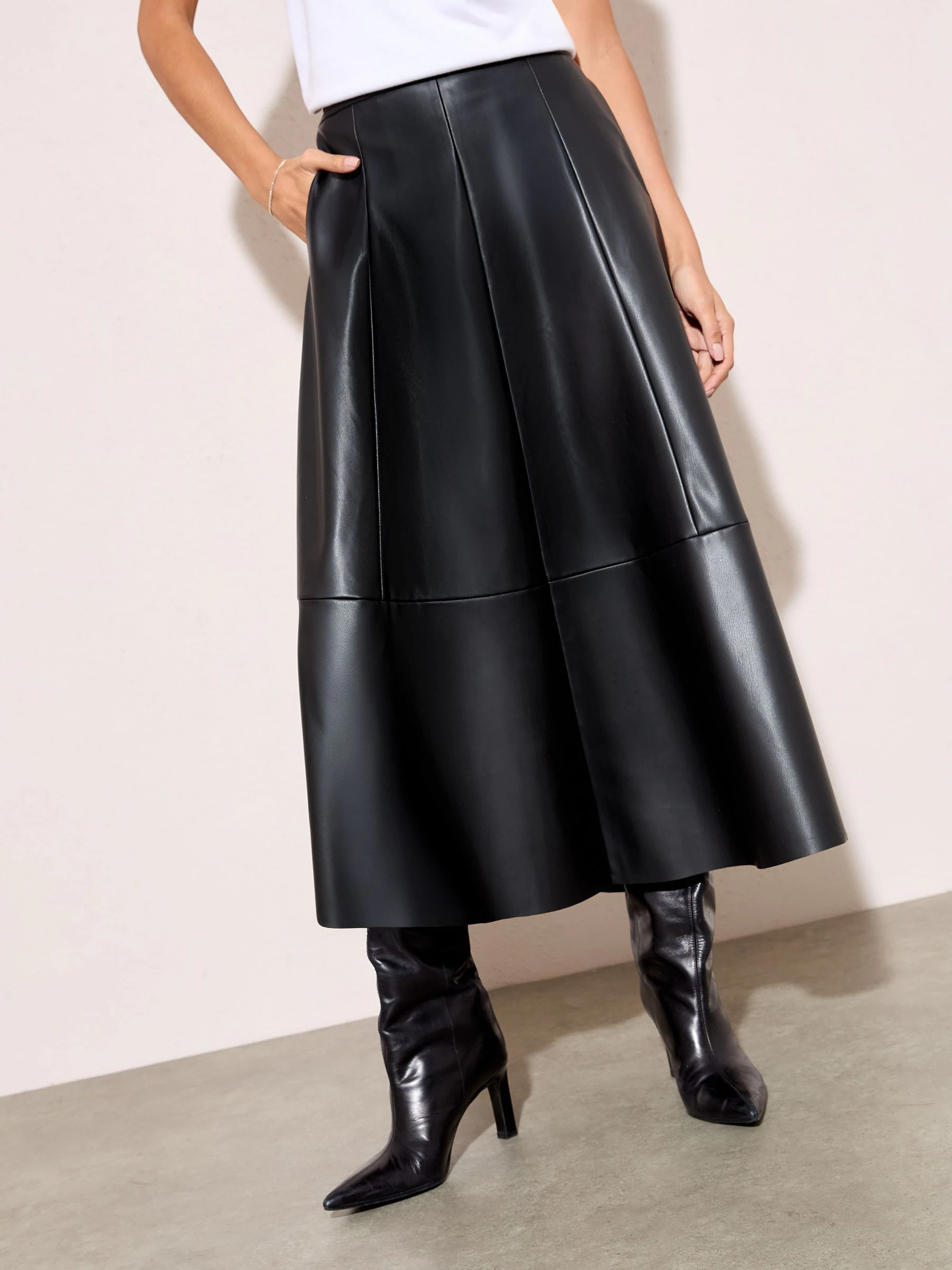 Zwart - Friends Like These Faux Leather Midi Skirt