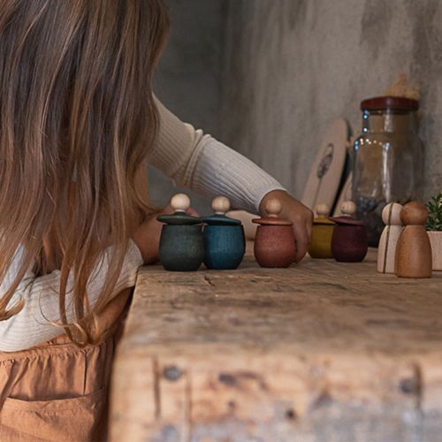 Grapat houten poppetje in bakje - violet