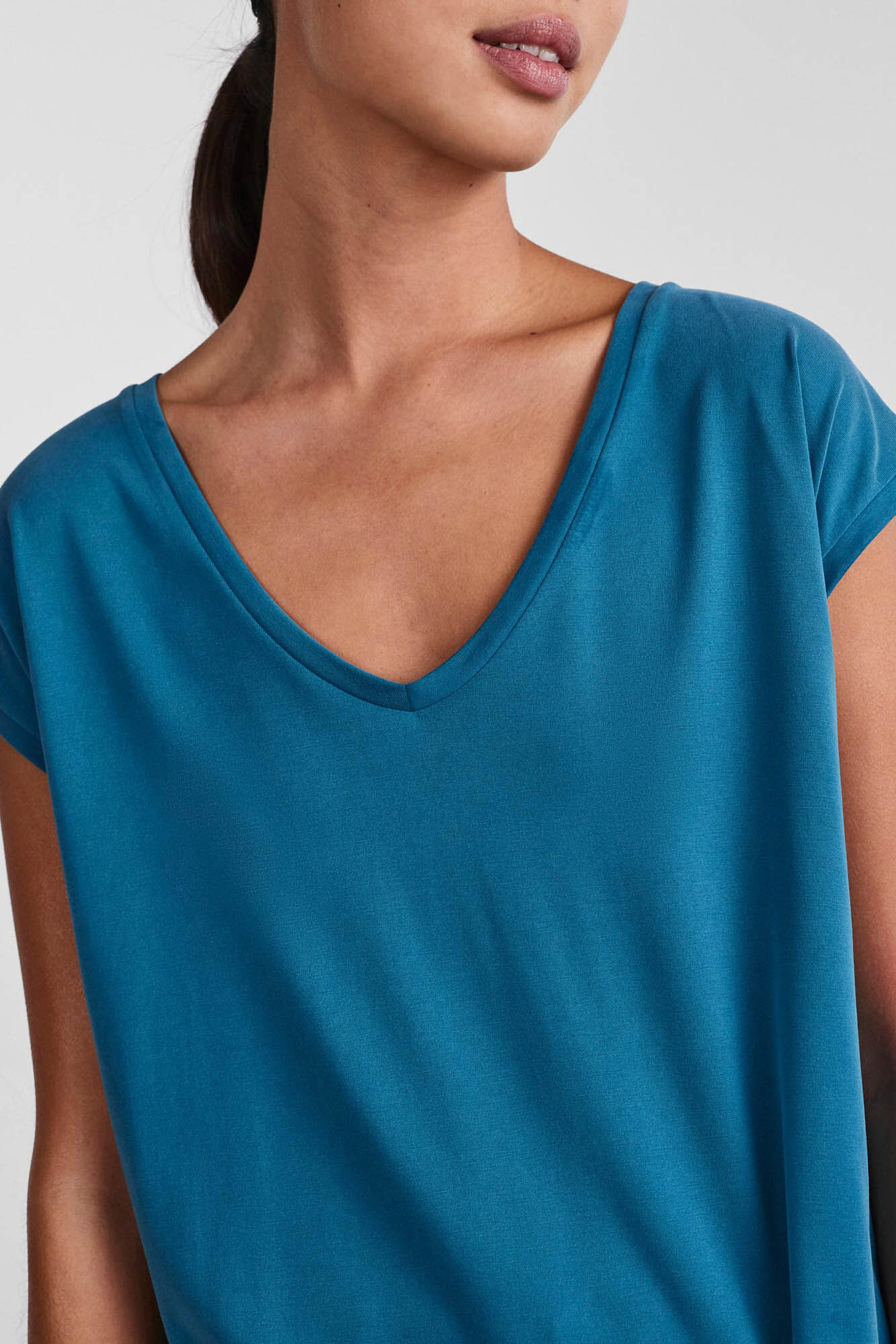 Camiseta básica em MODAL-TENCEL. Mangas curtas e decote em V.
