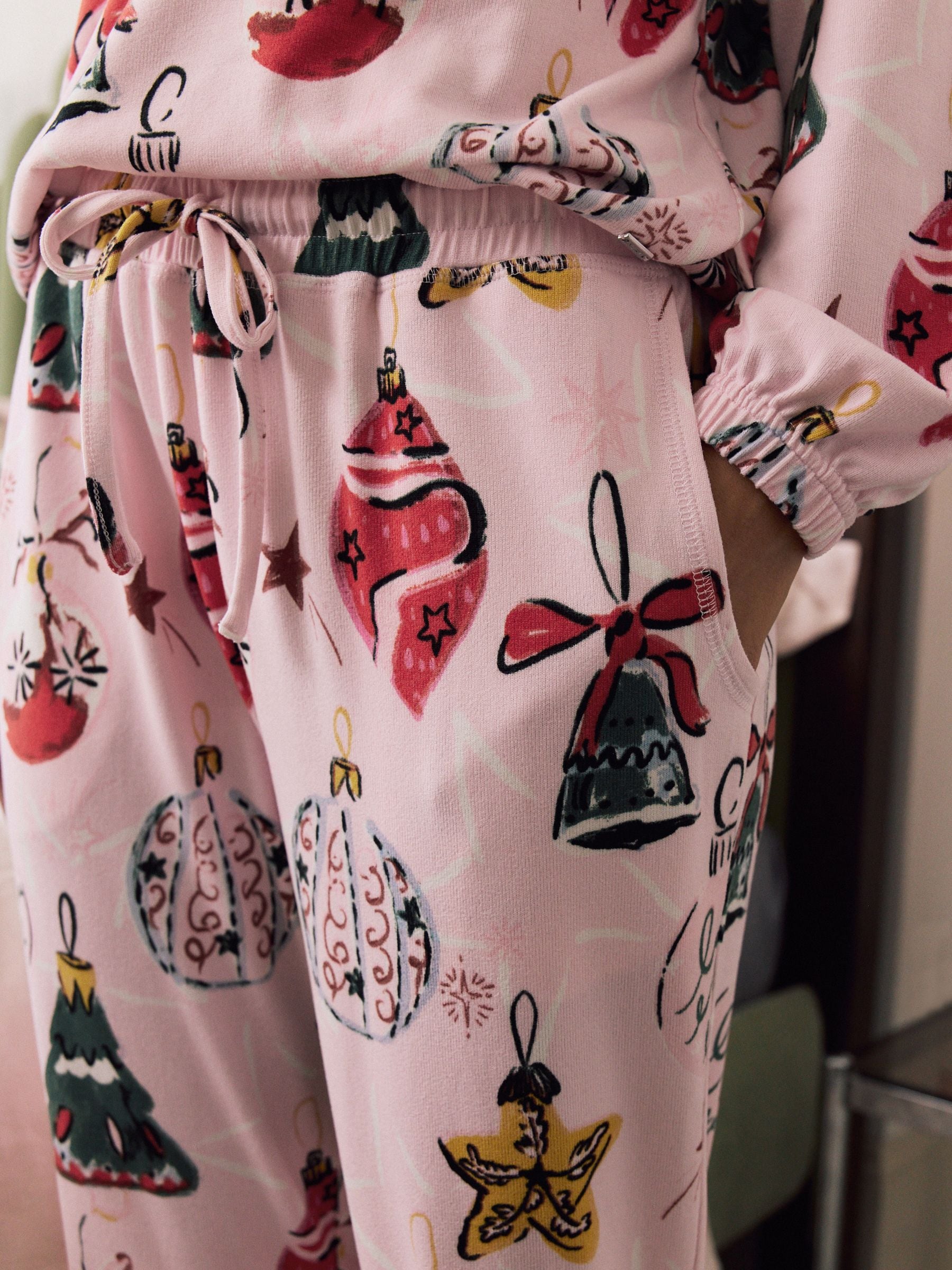 Roze kerstbal - Behaaglijke pyjama met lange mouwen