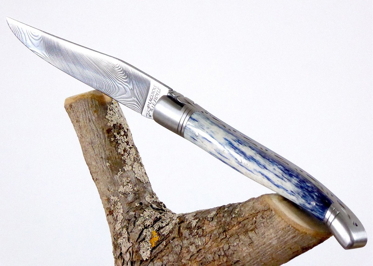 Couteau Laguiole avec un manche en Os de girafe teinté bleu