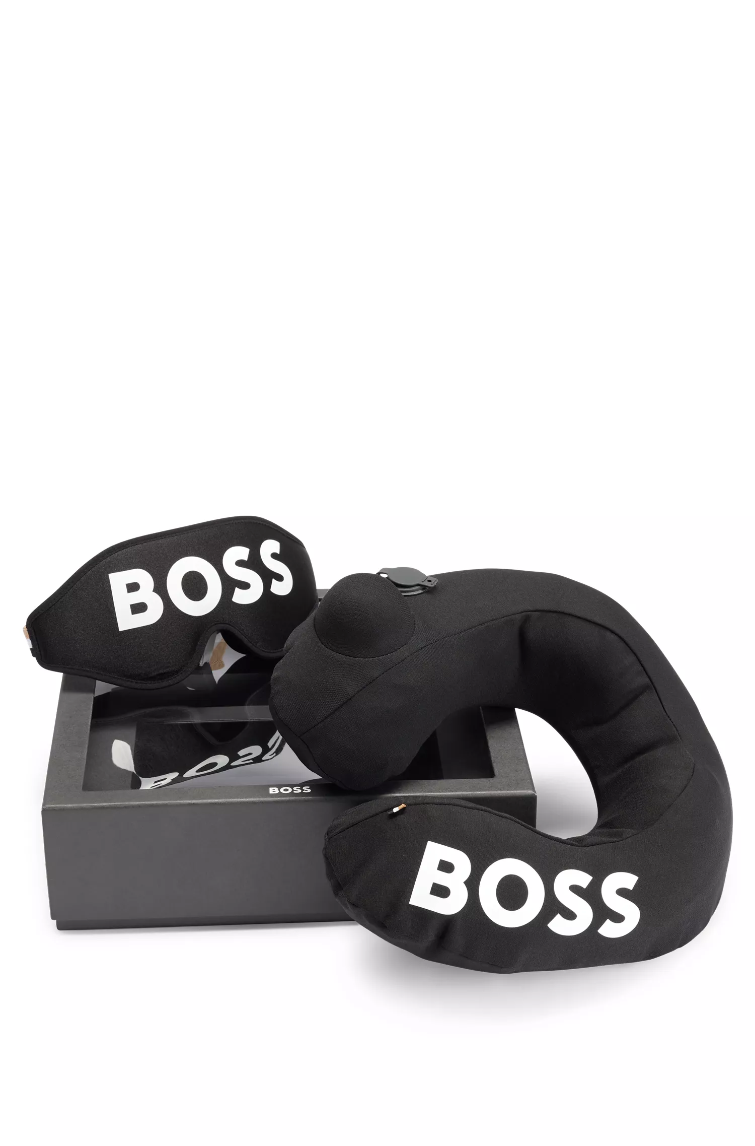 Conjunto BOSS preto em caixa de presente com almofada para o pescoço e máscara para os olhos.