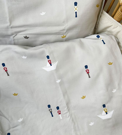 Vanilla Copenhagen Senget?j - Junior - Tin Stick Man - Cozy Grey
