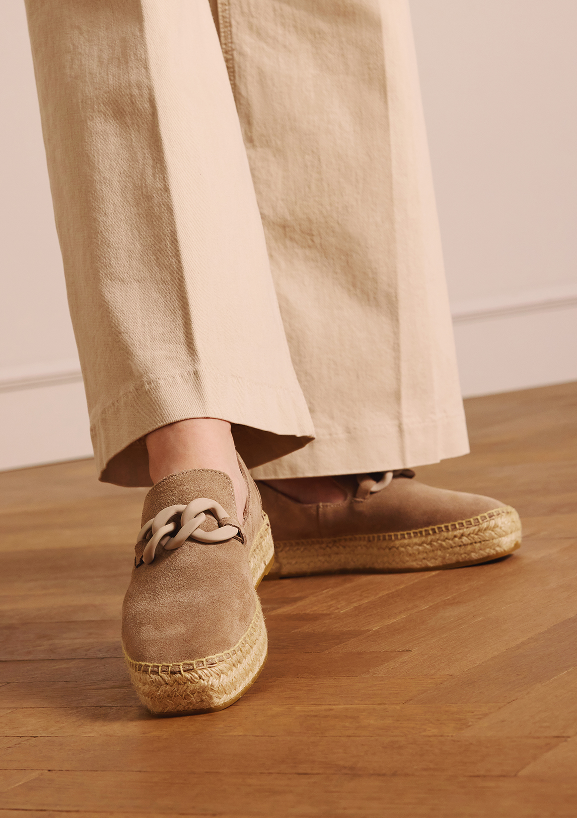 Taupe suède espadrilles met chain