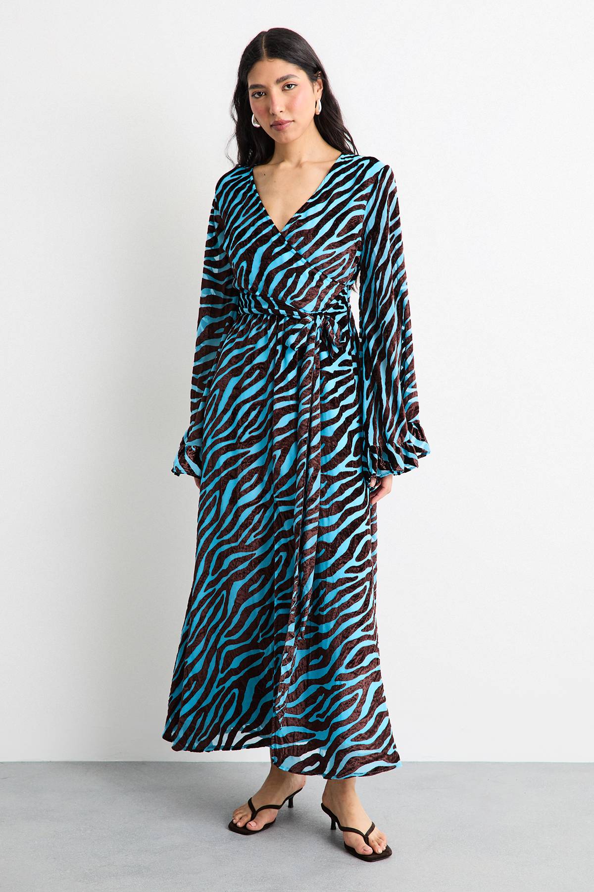 Warehouse Robe Maxi en Velours Dévoré à Décolleté Plongeant et Manches Évasées avec Ceinture