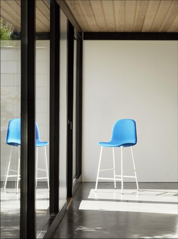 Normann Copenhagen Form Bar Chair gestoffeerde barkruk 65cm wit, blauw