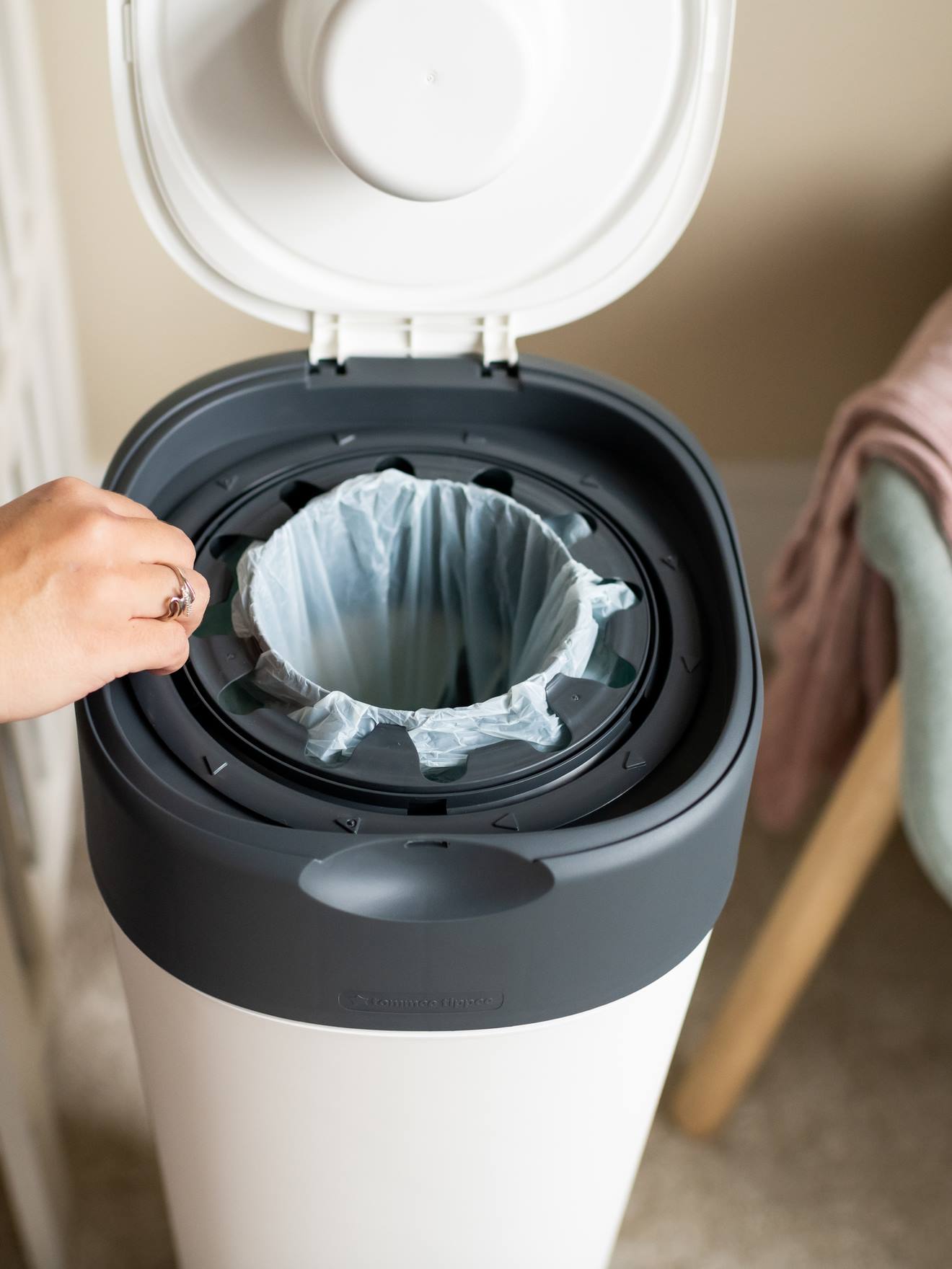 Lixeira Tommee Tippee Sangenic branca tamanho XL com sistema Twist & Click
