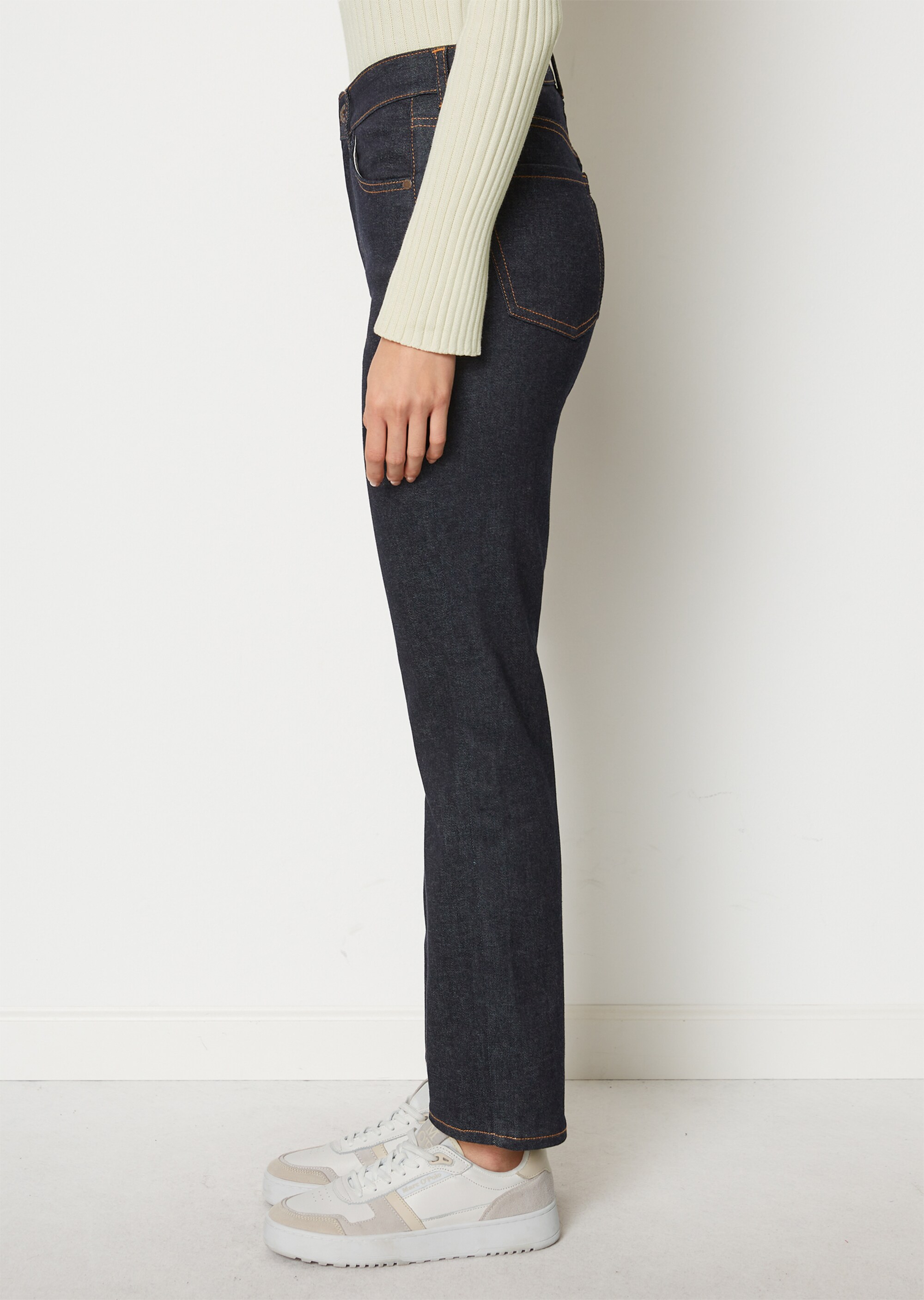 Jeans Modell LINDE straightmit hoher Taille und cropped Leg