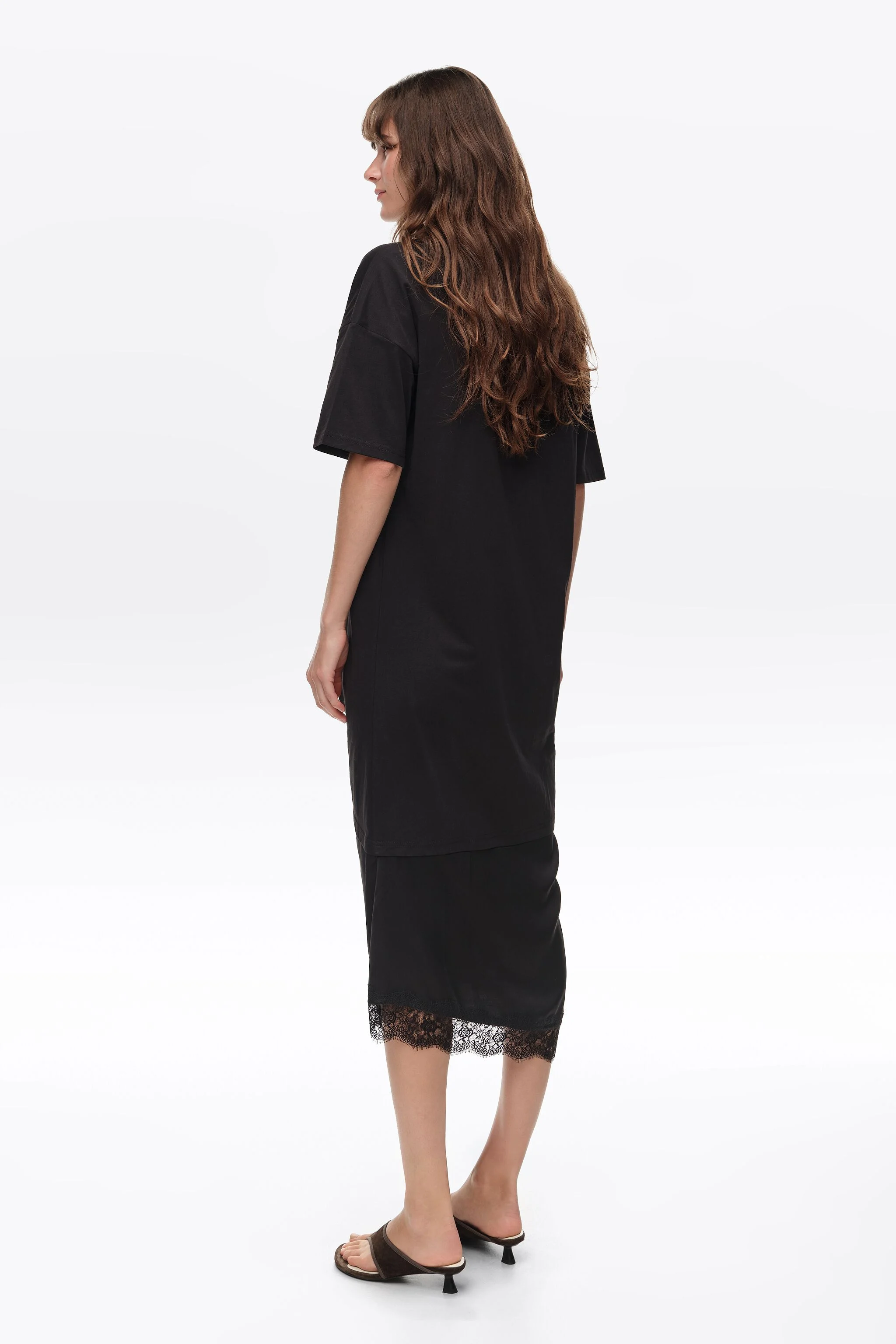 Vestido camiseta preto de dois materiais com nó.