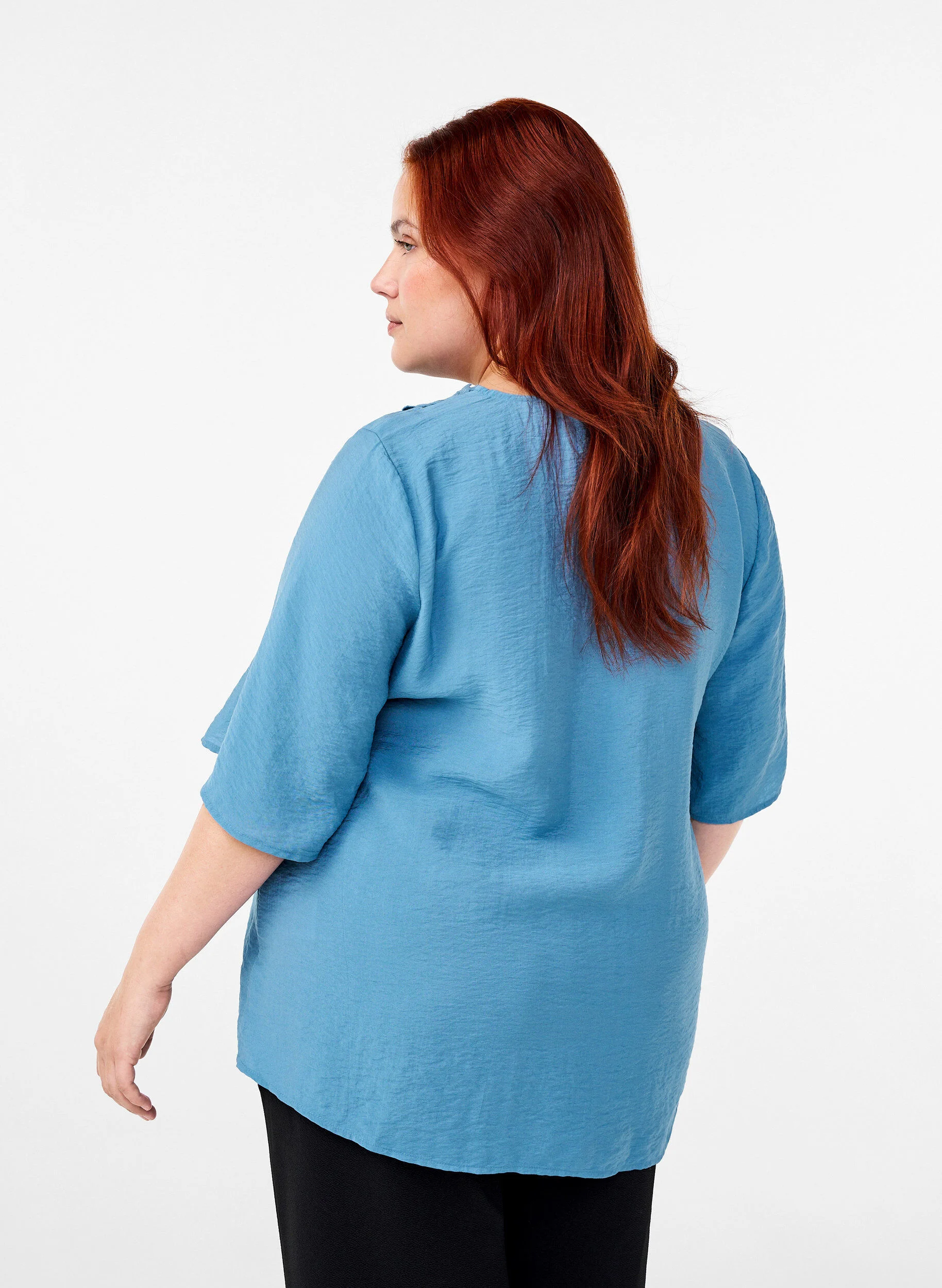Viskosebluse med v-hals og broderidetalje