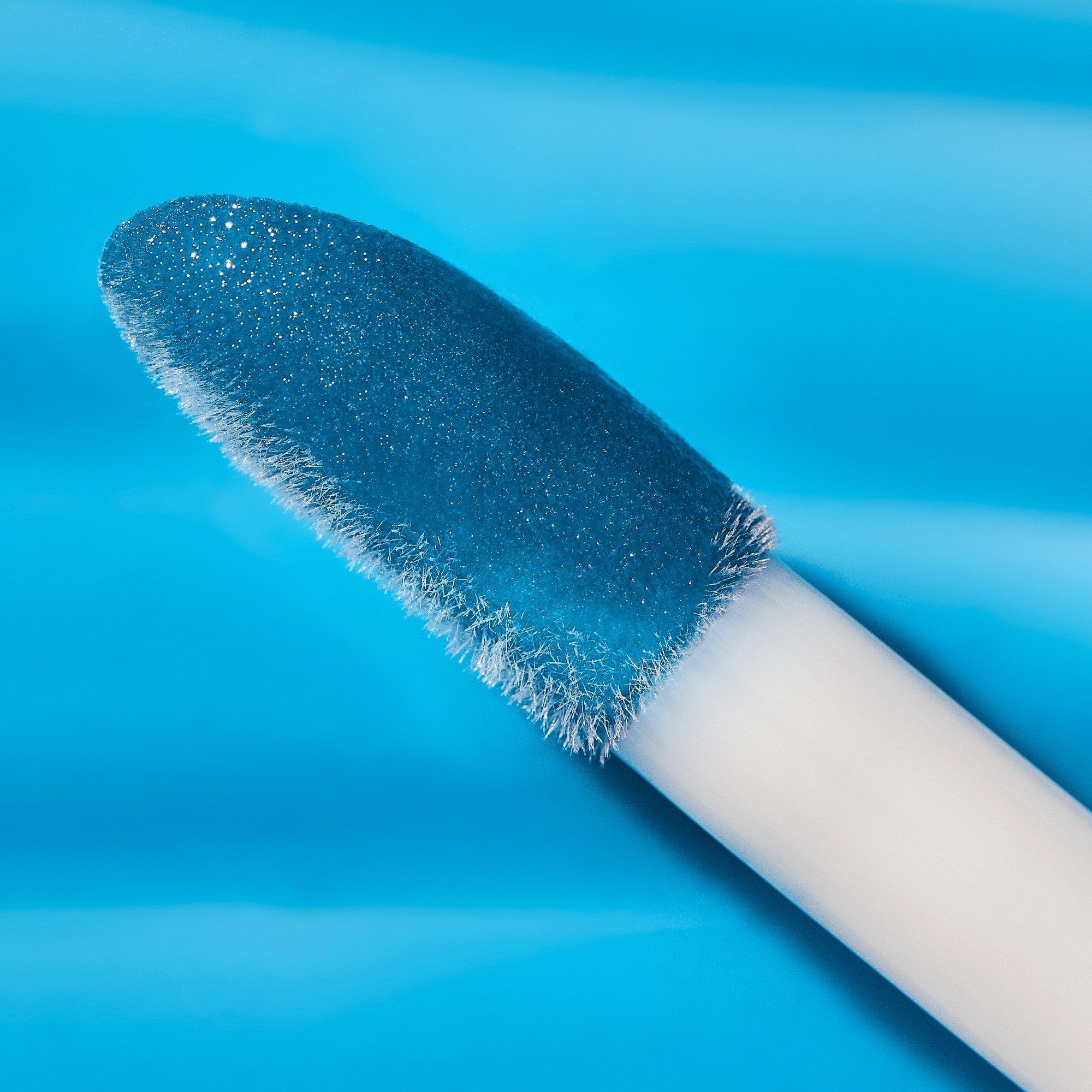the JEANS CLUB colour-changing hydra kiss lip oil
