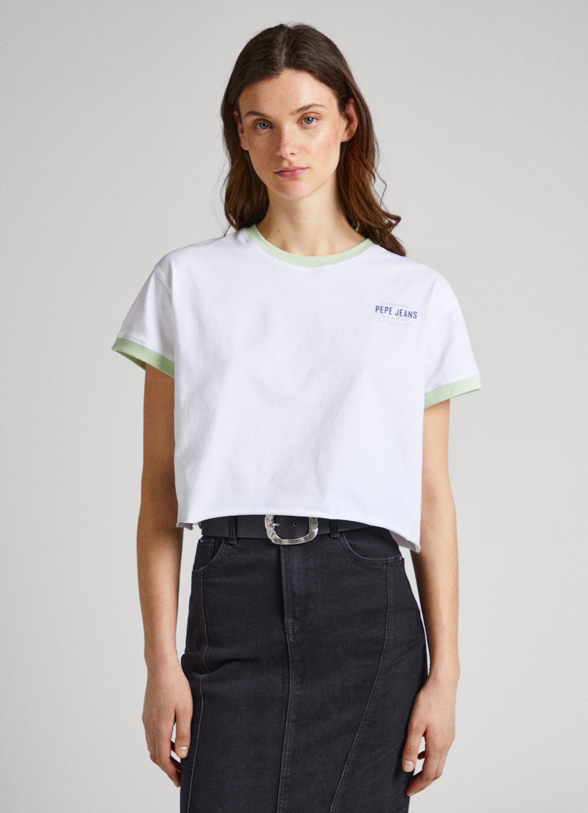 Camiseta cropped com estampa de logo - branca