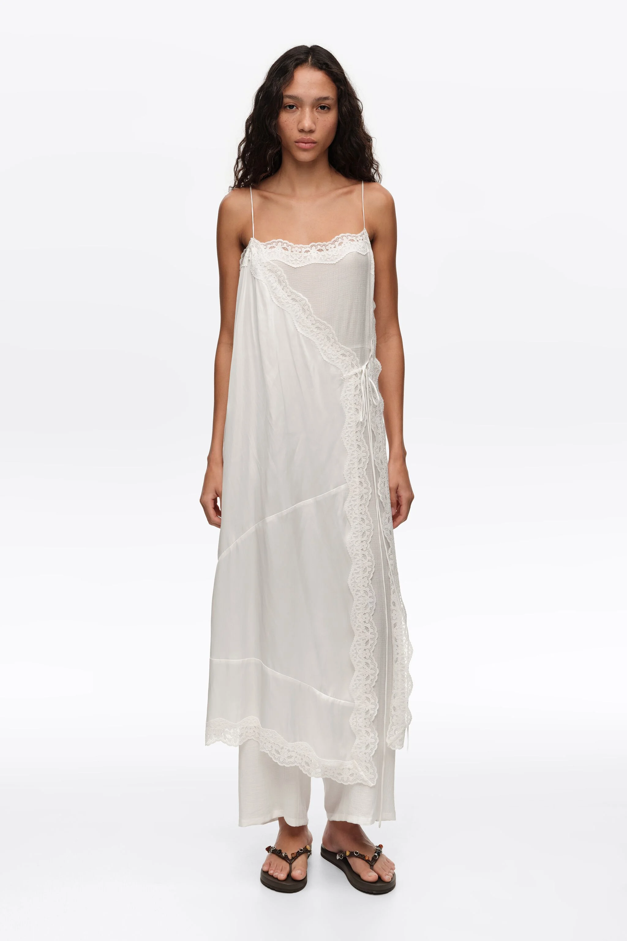Conjunto híbrido de saia e calça de renda off-white