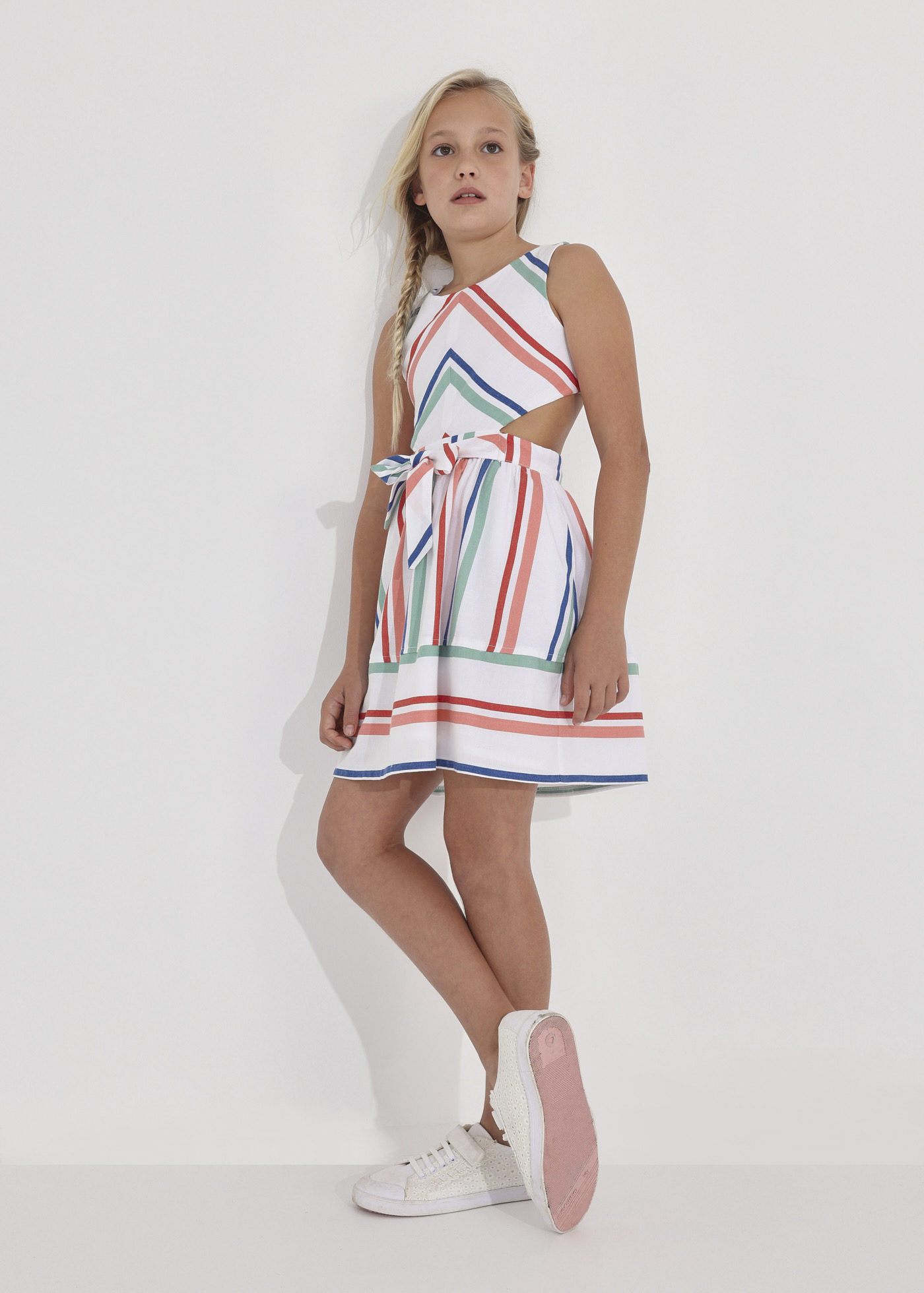 Vestido listrado com detalhe vazado para meninas