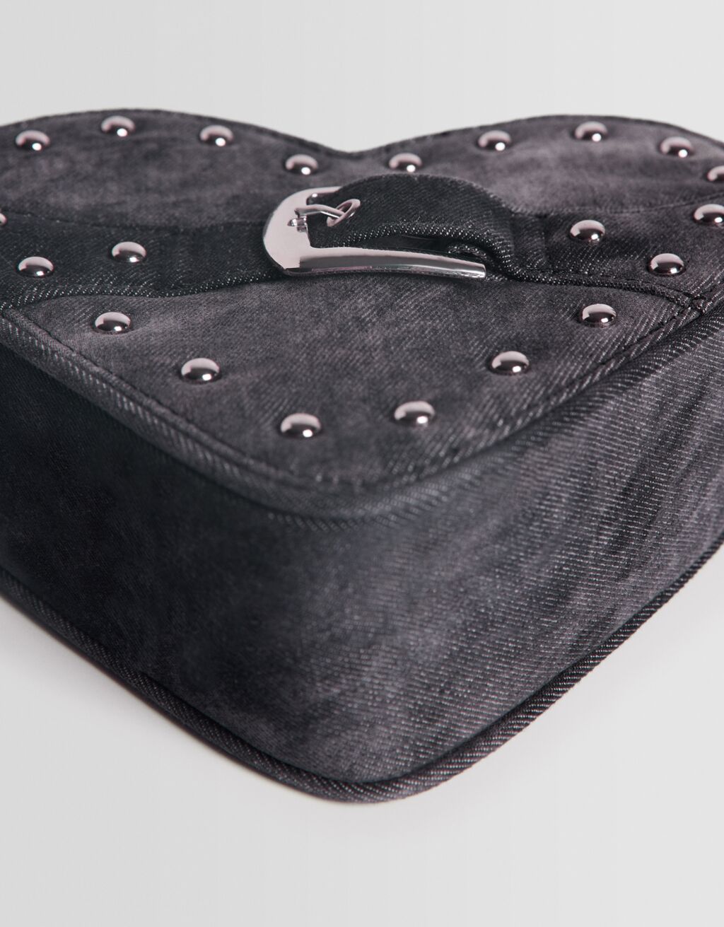 Bolsa transversal em jeans com estampa de coração