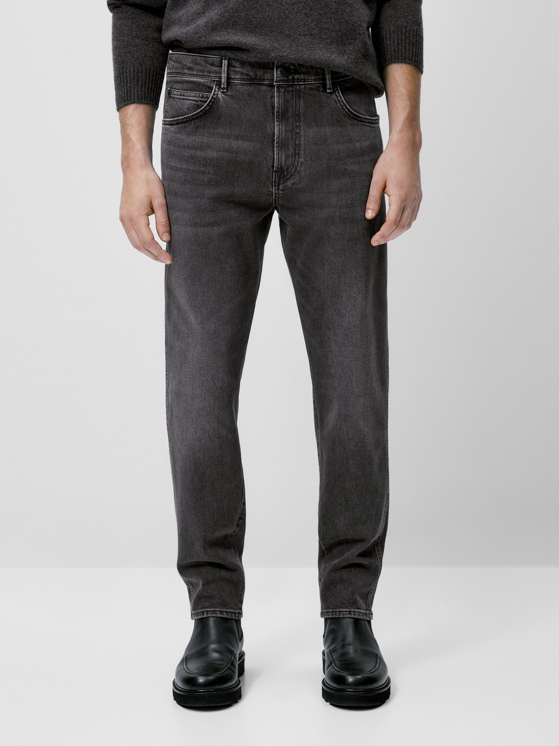 Calça jeans cinza com lavagem stone wash e corte afunilado