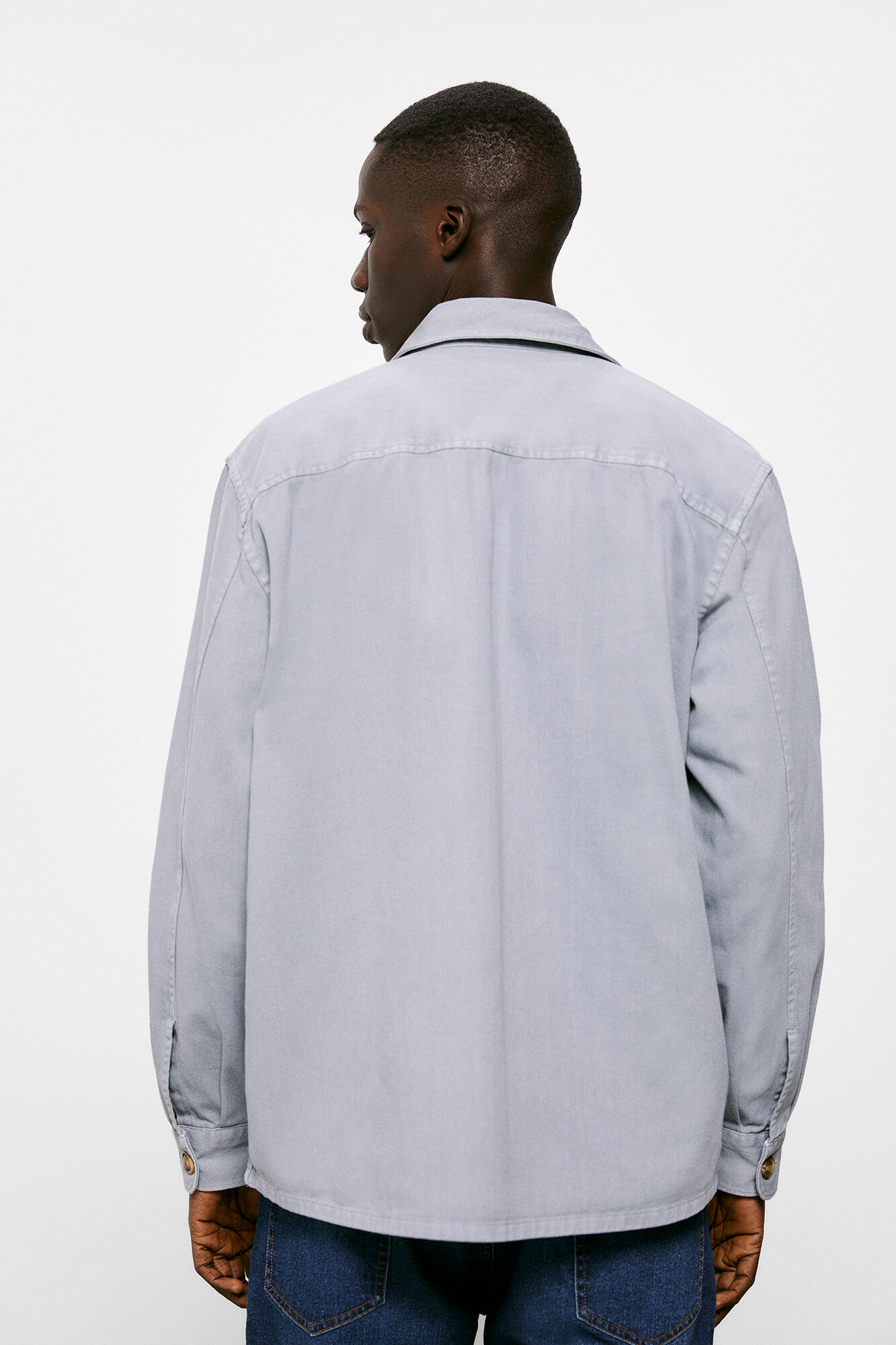 Cor da sobrecamisa: azul médio