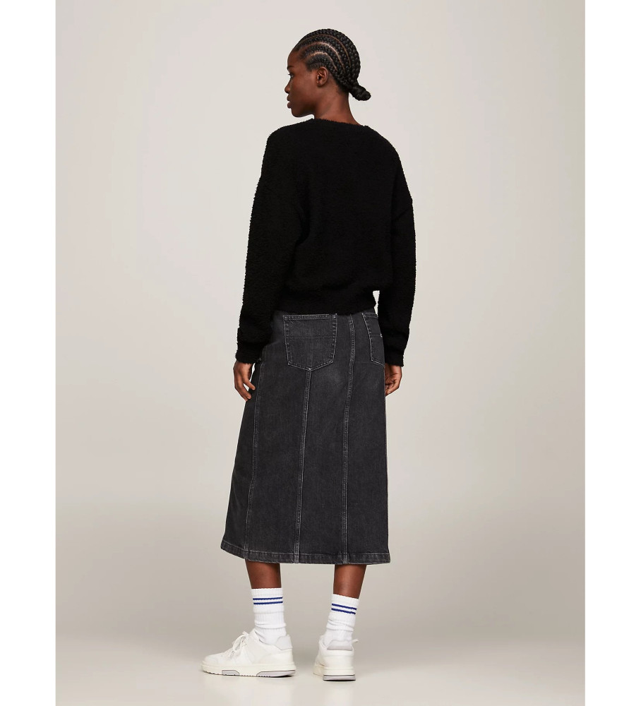 Suéter Tommy Jeans oversized com logo na cor preta.