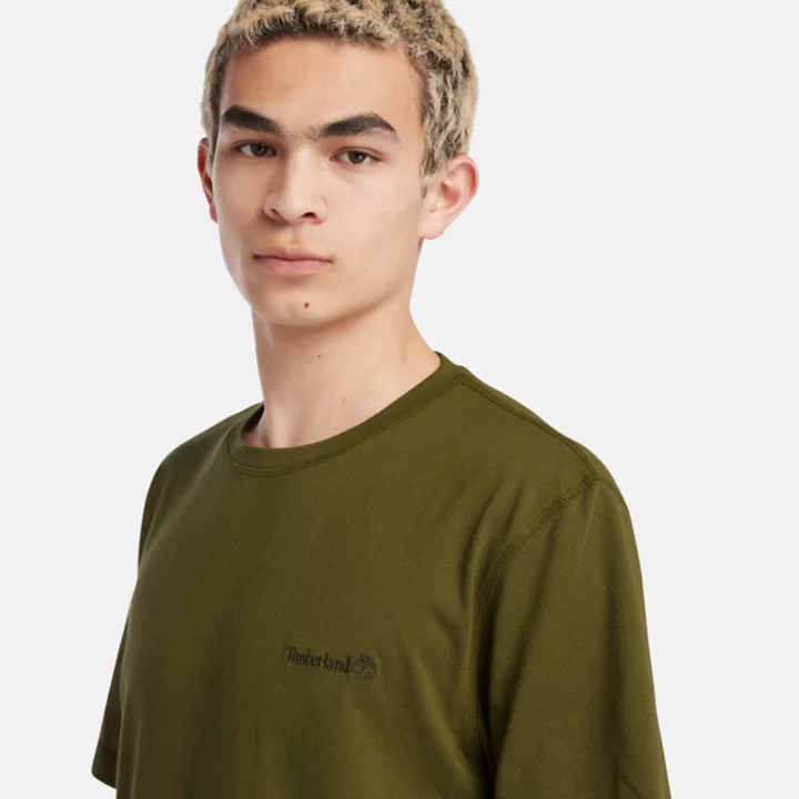 Camiseta masculina de manga curta com tecnologia de absorção de umidade na cor verde.