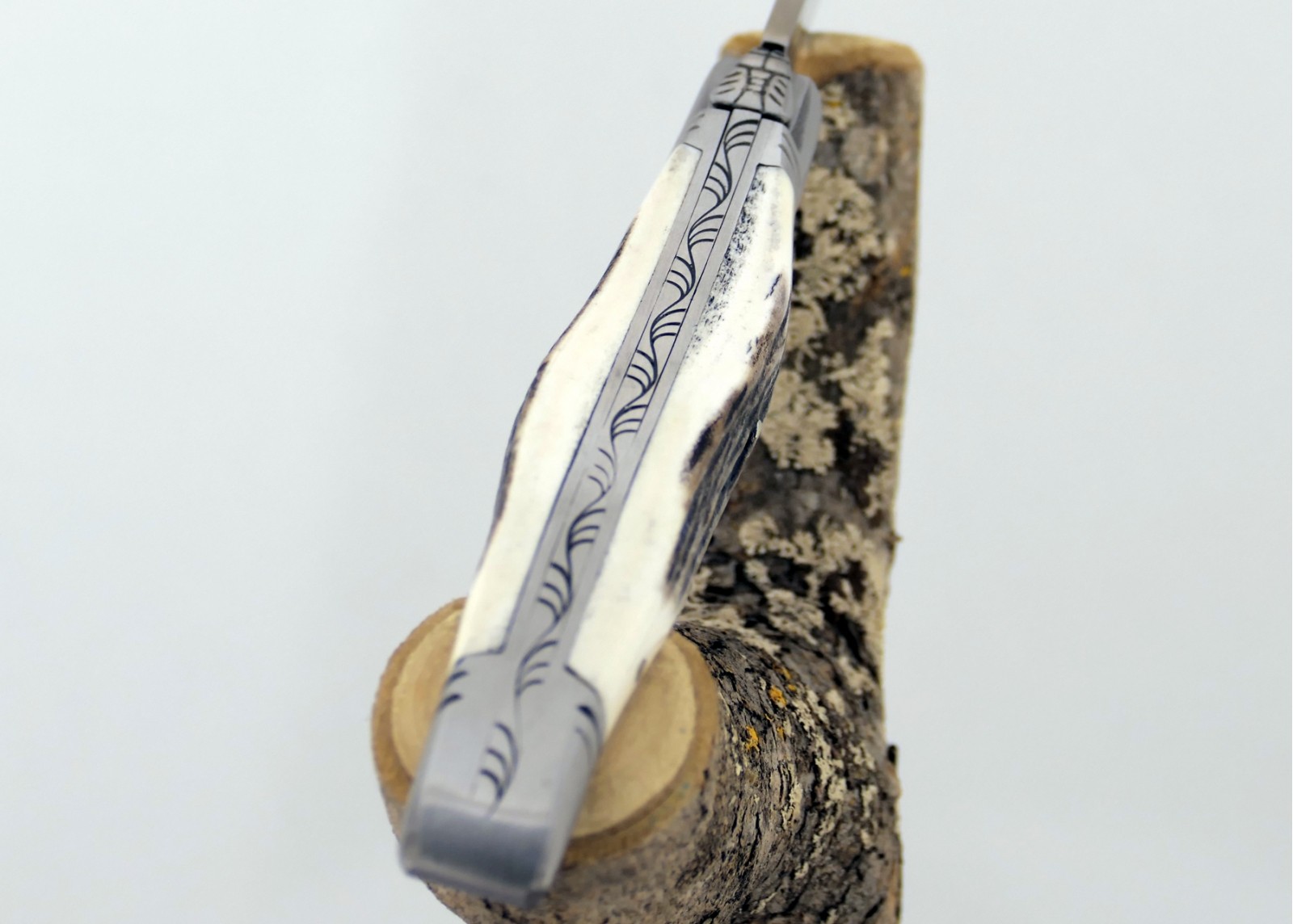 Couteau Laguiole avec un manche en bois de cerf et 2 mitres en acier inoxydable