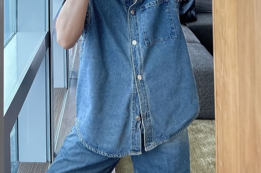 Adotuastic - Mouwloos, gewassen denim vest met kraag en knoopjes / denim shorts met gemiddelde taille