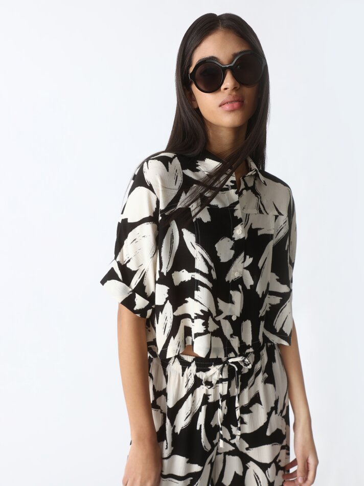Blusa cropped fluida de manga curta - Preto/cru