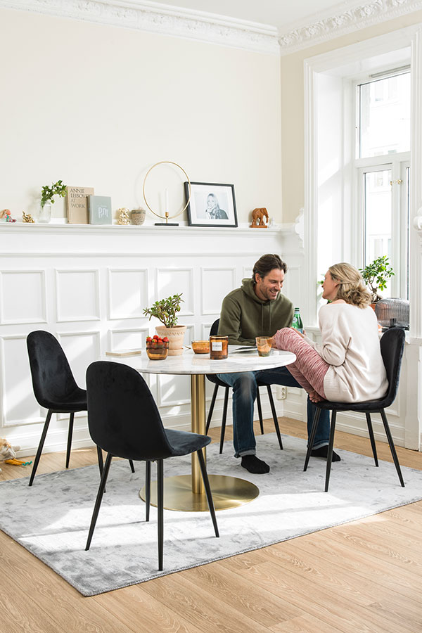 Corby spisebord Marmor bordplate med messingfarget understell
