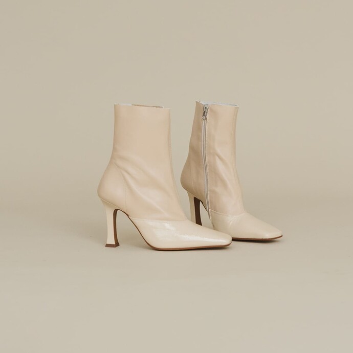 Bottines à talons et bouts carrés  en cuir et vernis ivoire