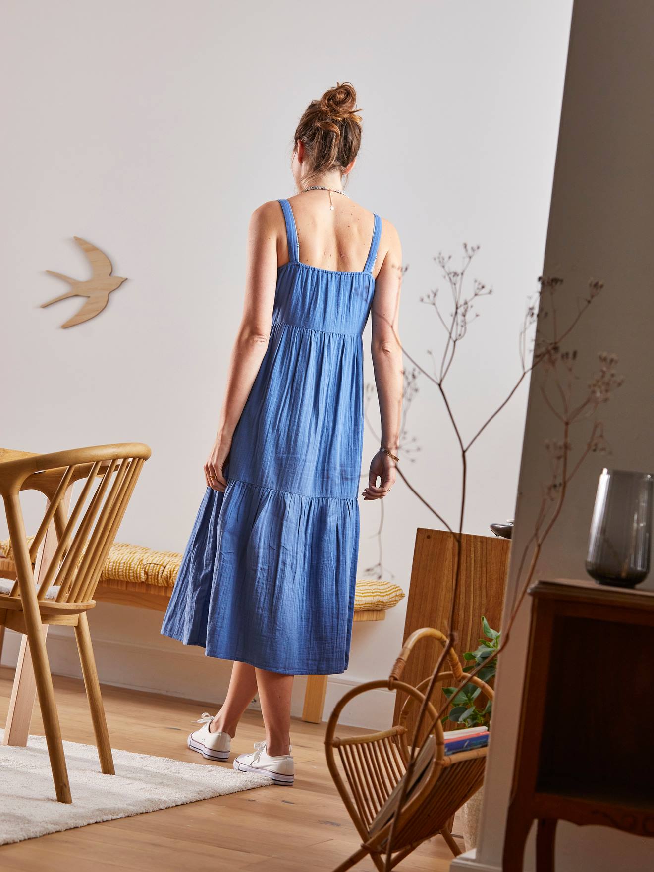 Vestido liso azul claro em chiffon de algodão com alças finas, ideal para gestantes e lactantes.