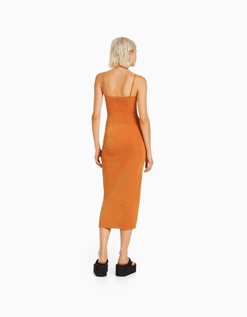 Vestido midi com alças finas e detalhe de argola.