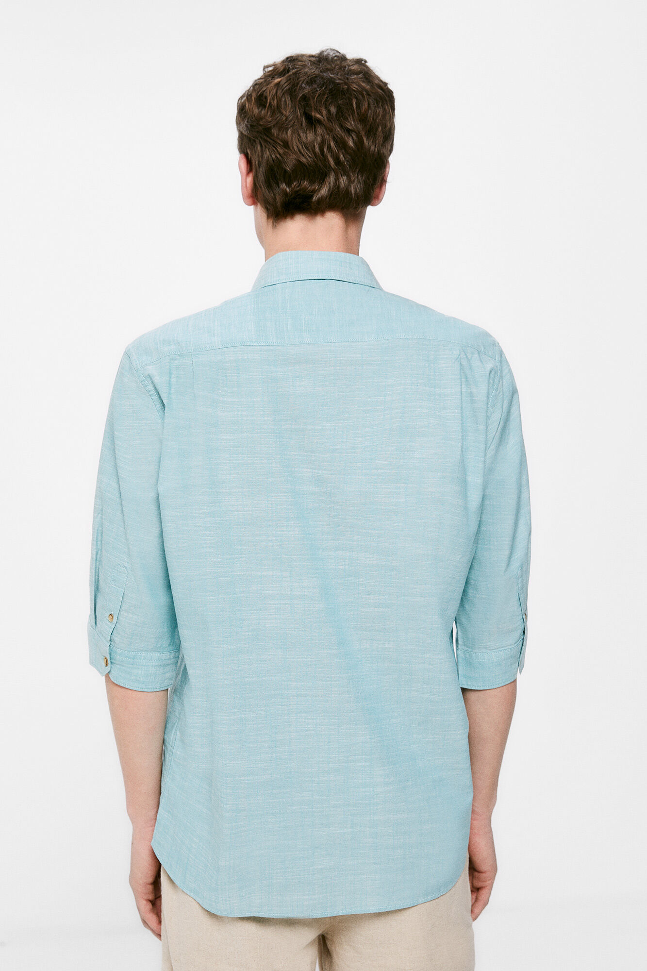 Camisa clara, cor turquesa