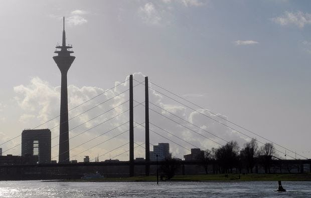 Motorboot fahren in Düsseldorf bei mydays als Geschenkidee
