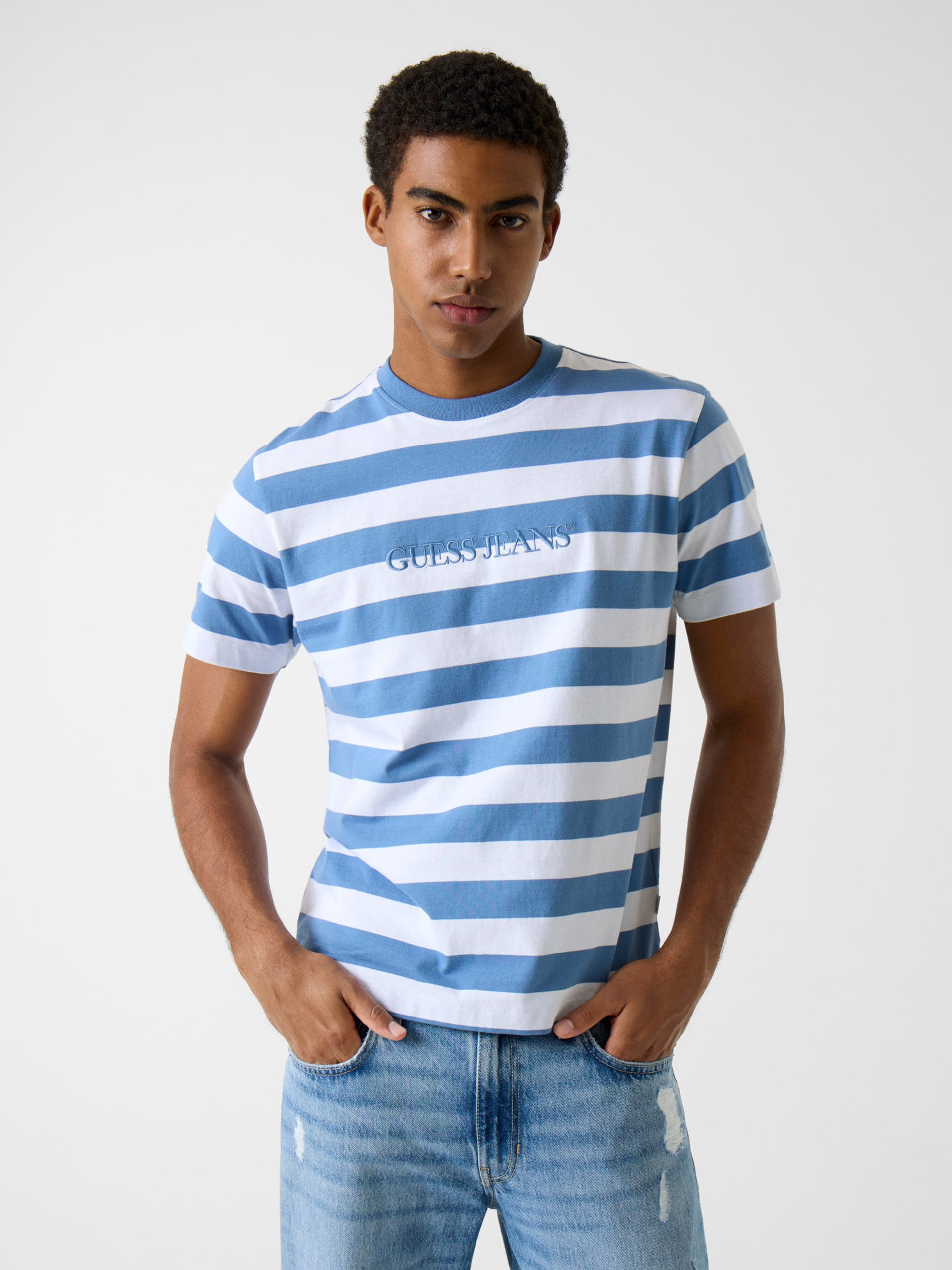 Camiseta com logo listrado