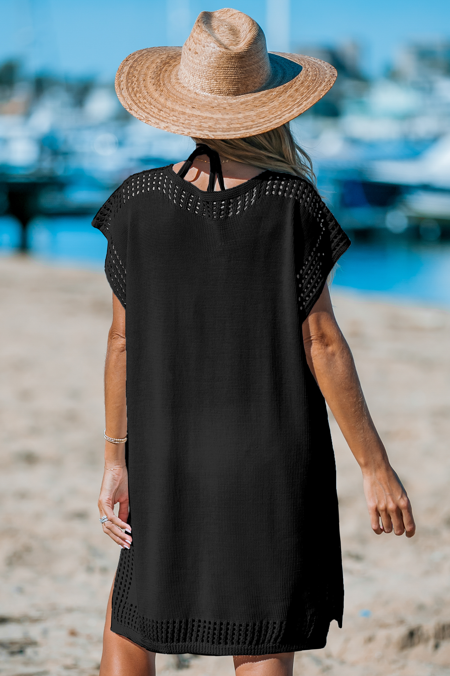 Robe cover up en tricot noire découpée