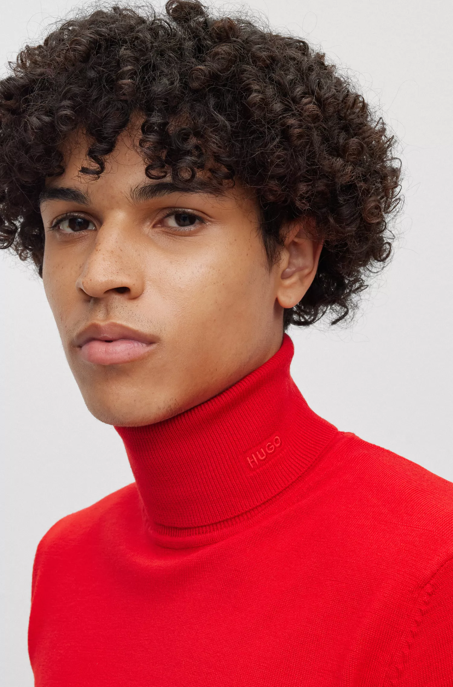 Suéter HUGO vermelho de gola alta e corte slim em lã virgem.