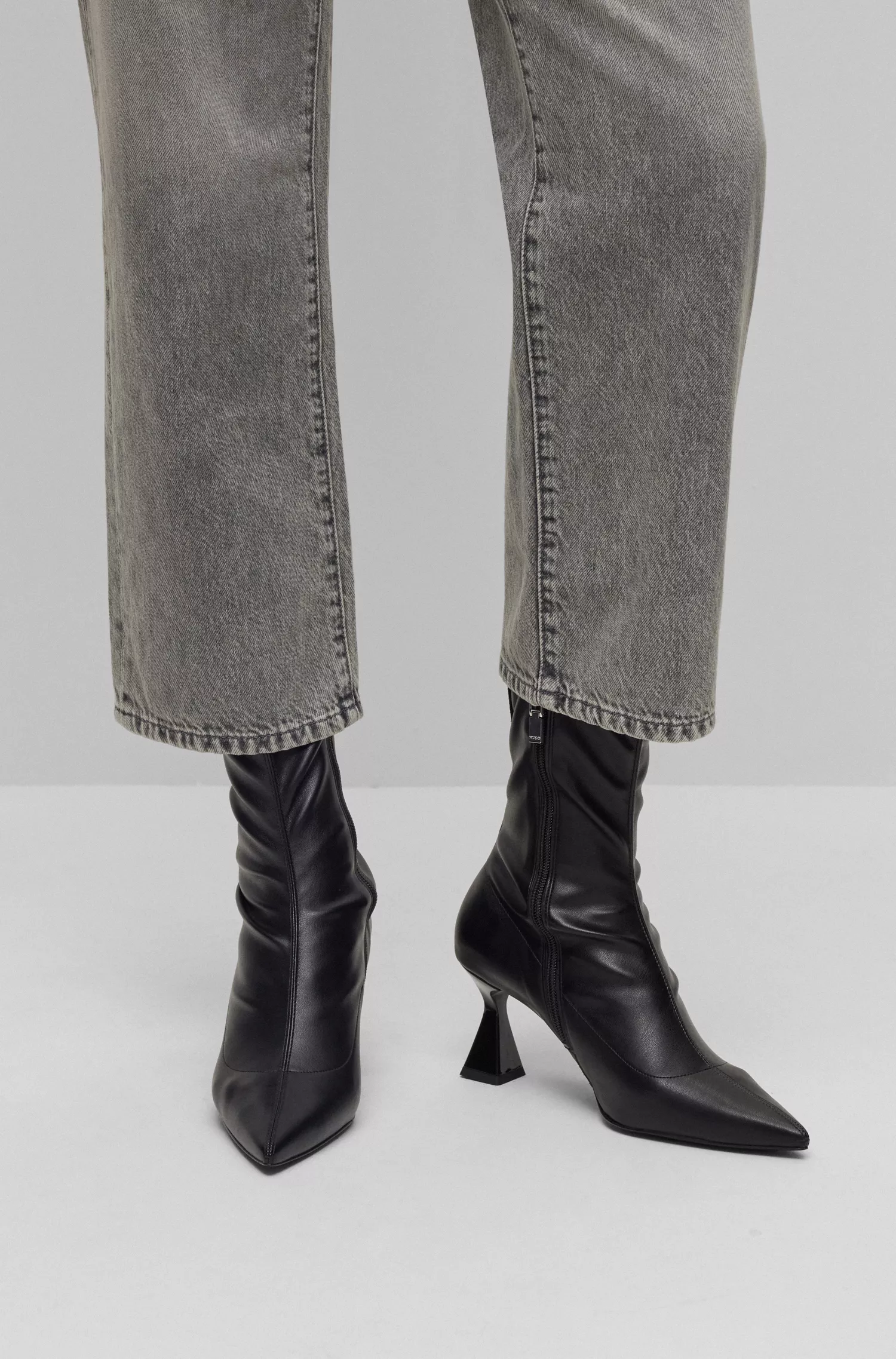 Botas HUGO vermelhas em imitação de couro com salto diferenciado.