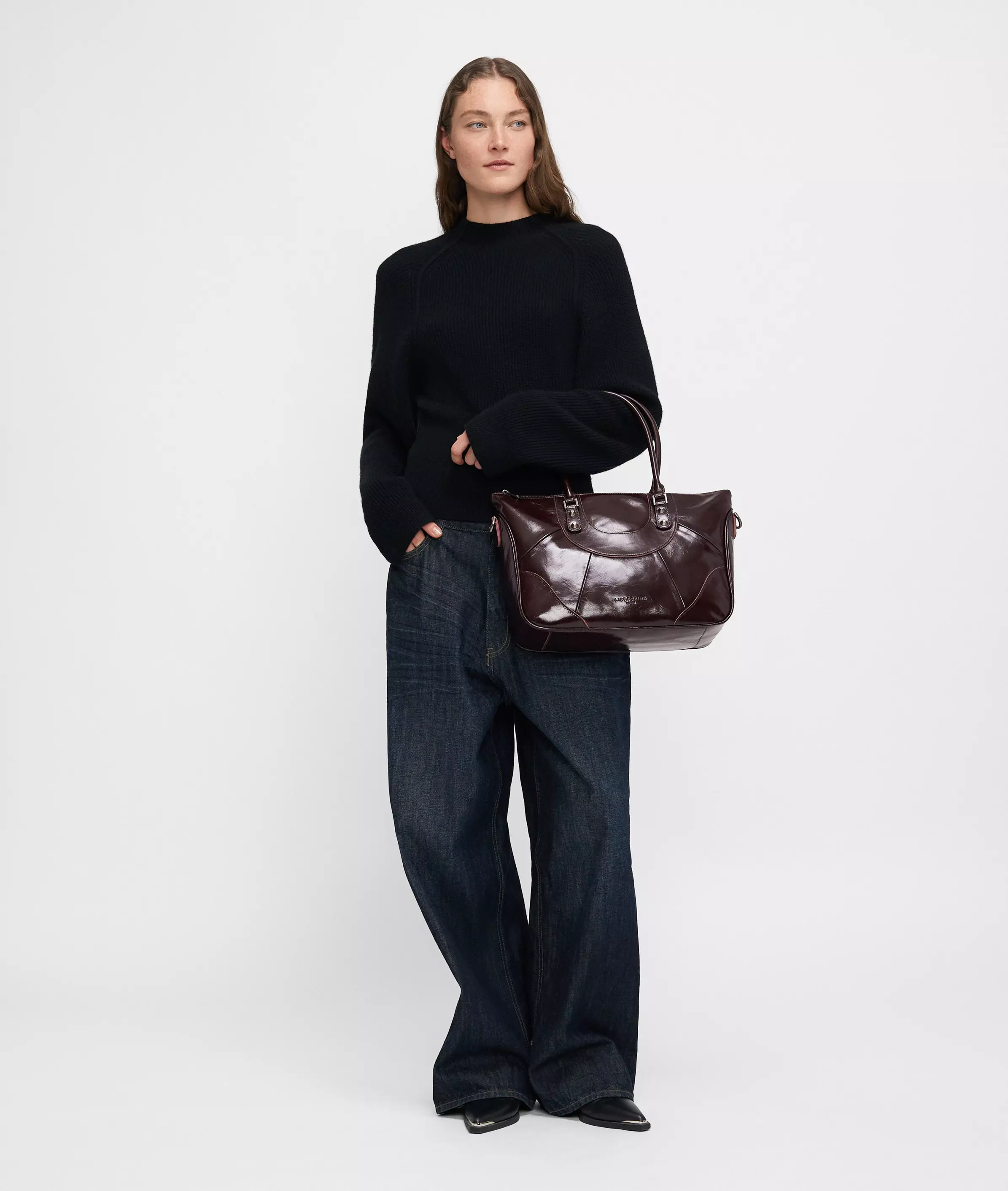 Satchel Spacious bag with glossy finish