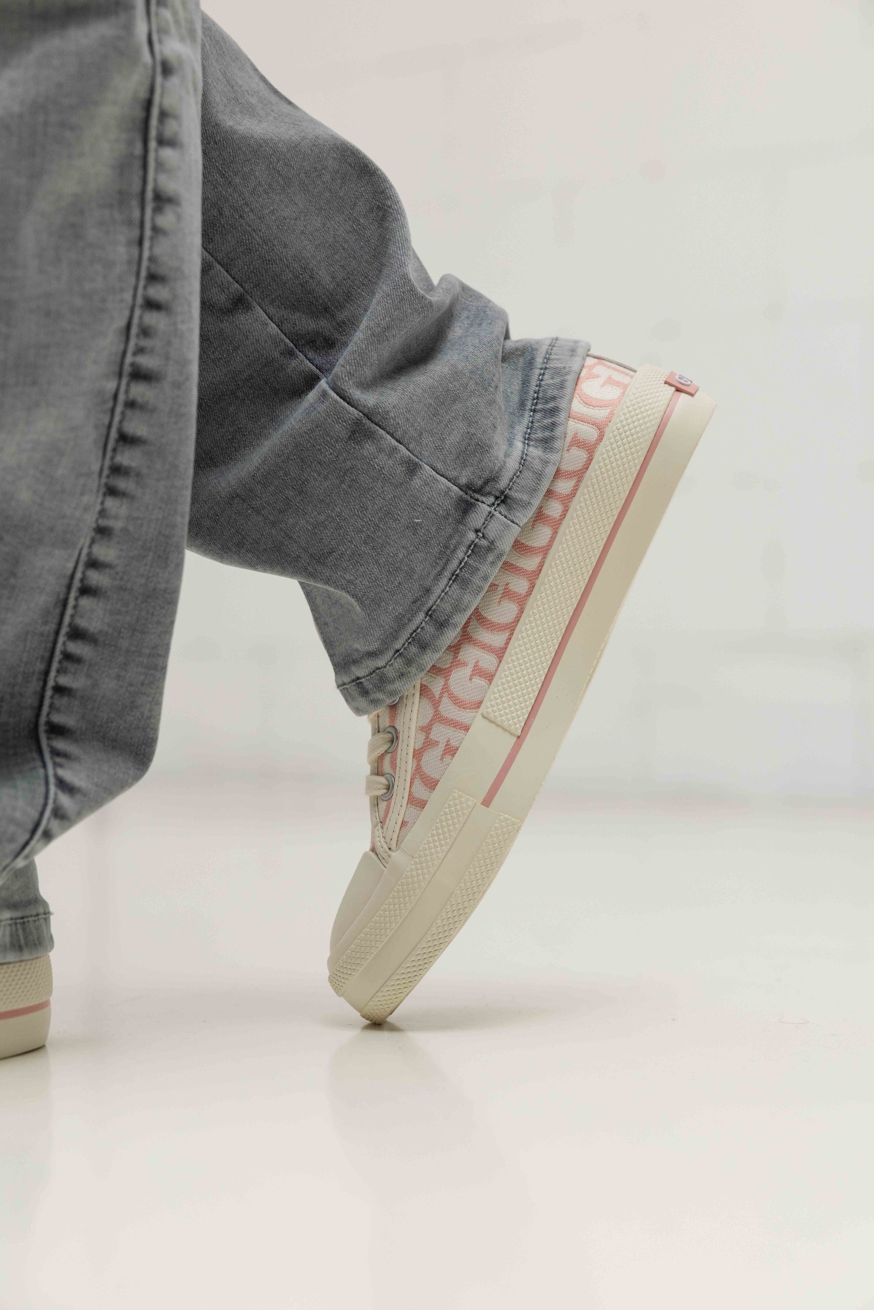 Guess Sneaker Carey Logo Met Detail Dames Roze