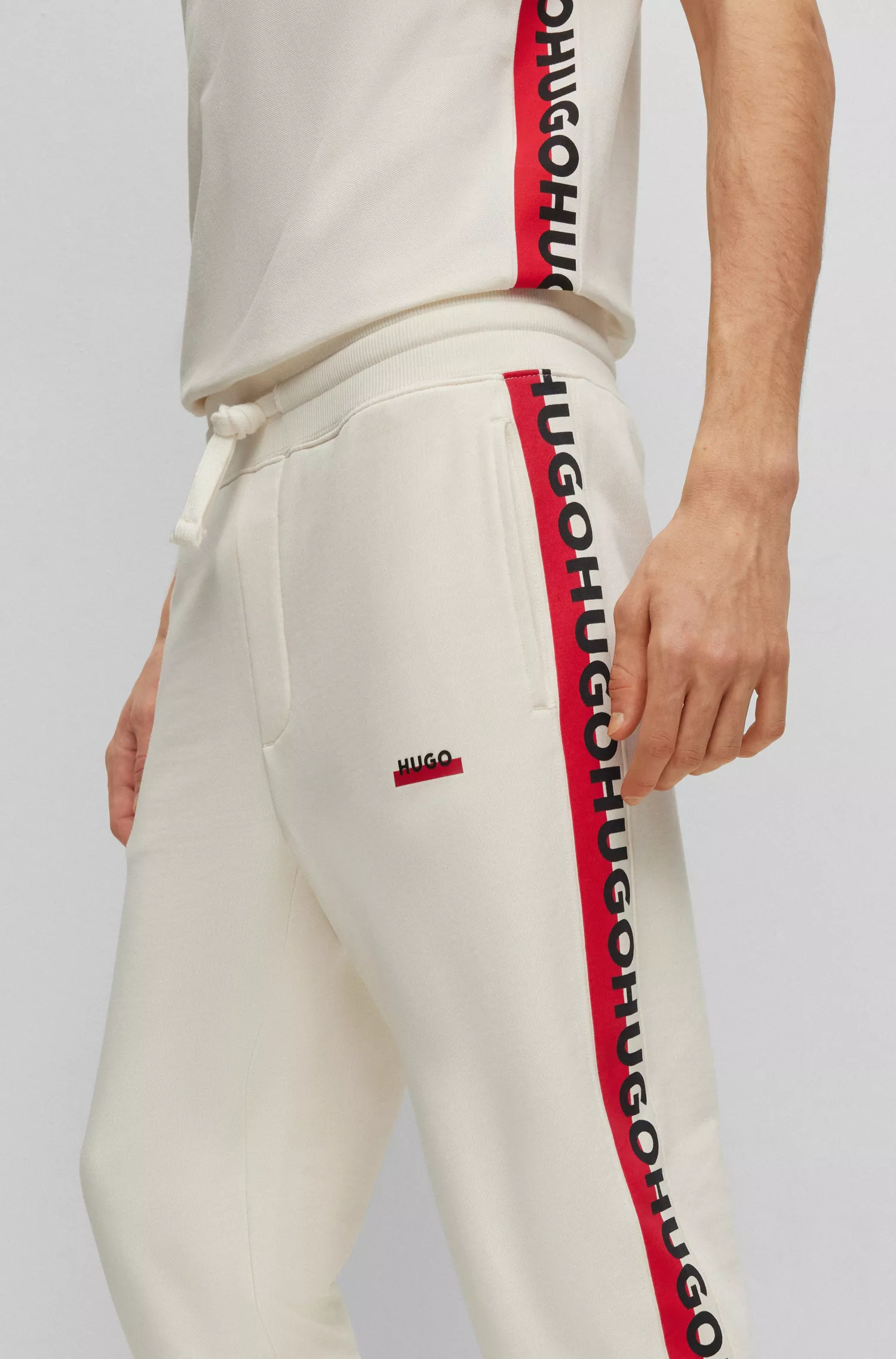 Calça de fato de treino HUGO vermelha em tecido atoalhado de algodão com riscas e logótipos.