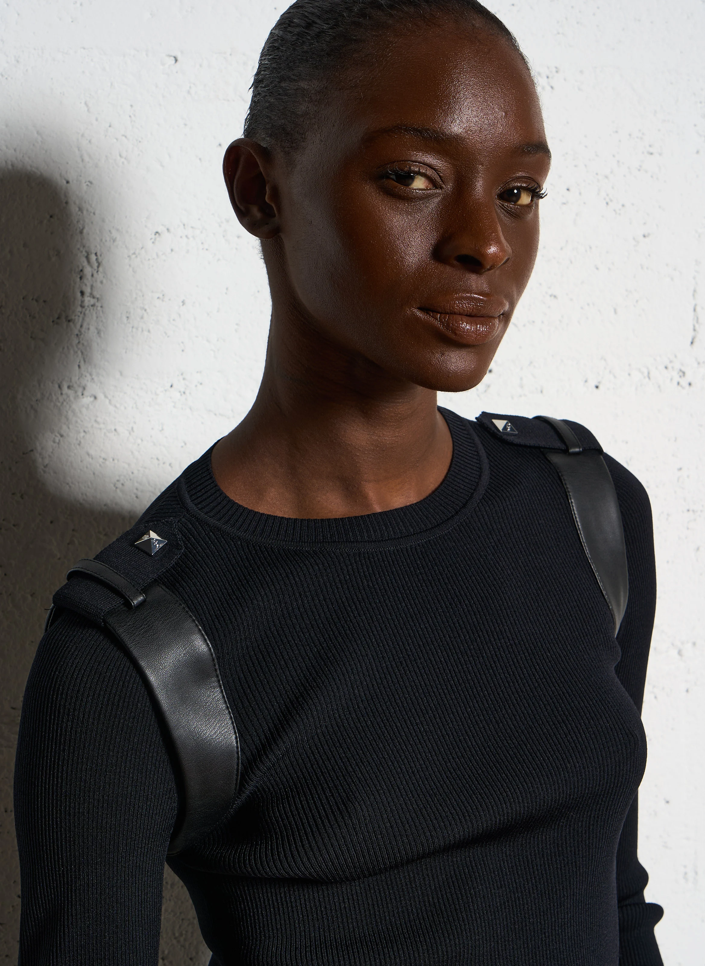 Pull moulant col rond| Noir
