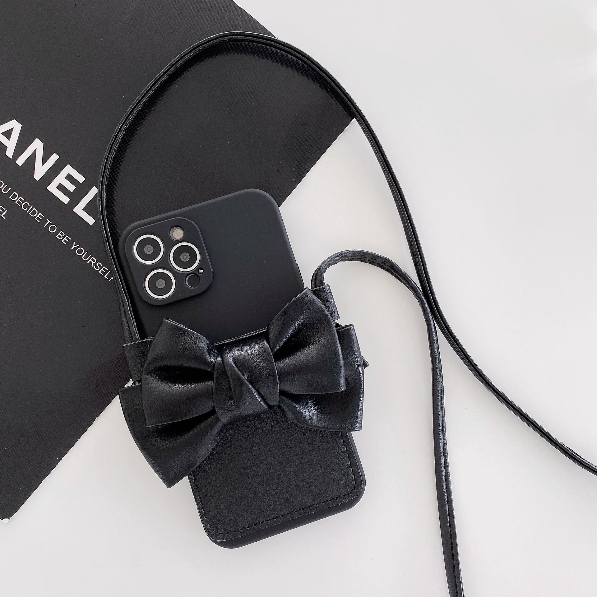 iPhone 12 Necklace Hybrid Schutz Hülle mit Schlaufe   Kartenfach (110cm) - Schwarz
