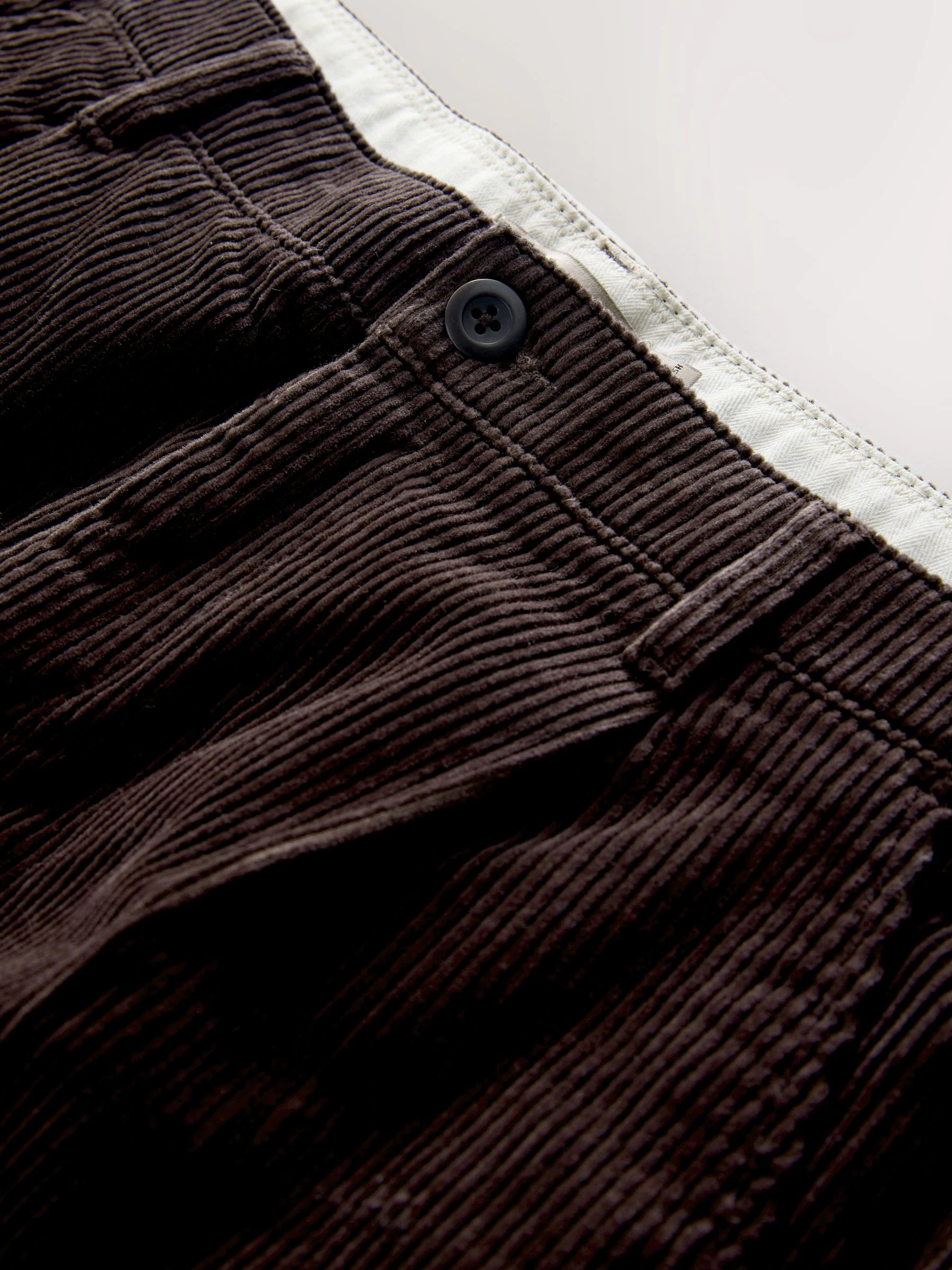 Bruin - Standaard toelopende pasvorm - Corduroy Single Pleated Trousers