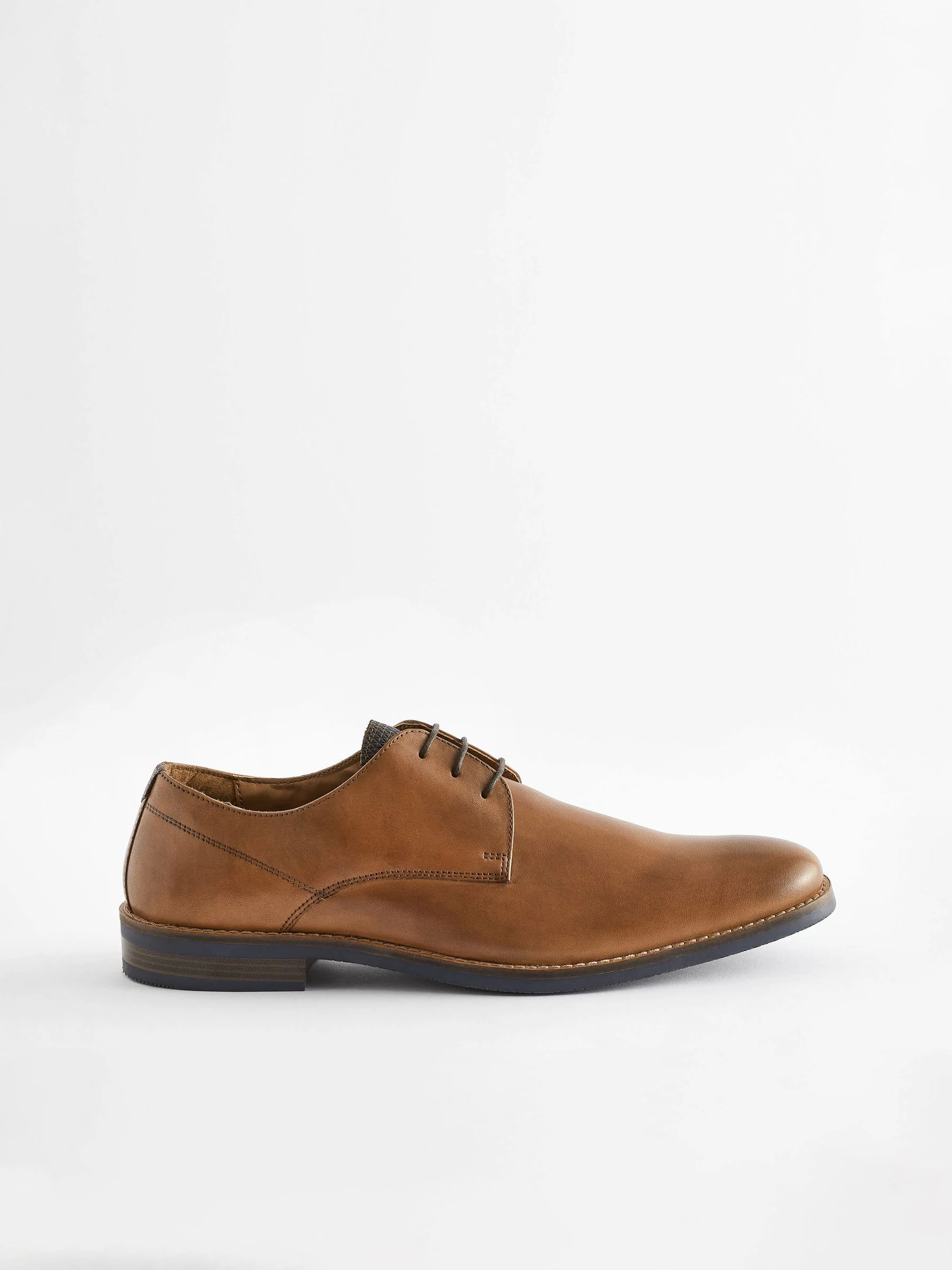 Lichtbruin - Standaard pasvorm - Leren Derby-schoenen met contrasterende marineblauwe zool