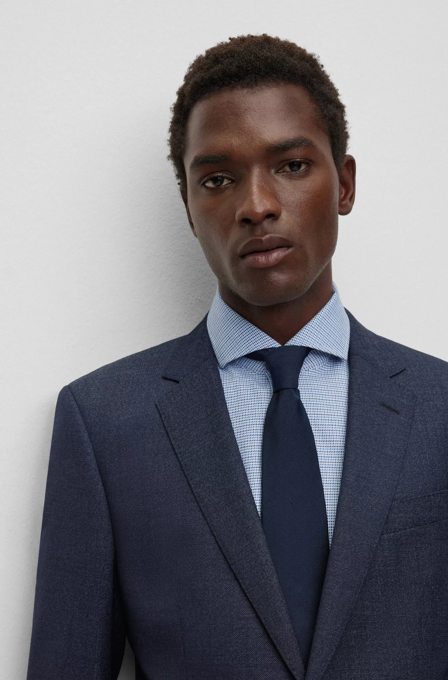 Terno BOSS preto slim fit em lã virgem com forro exclusivo.
