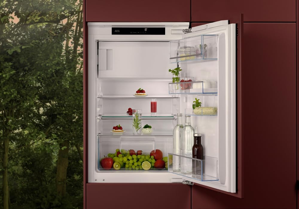 AEG Einbau-Kühlschrank 88cm mit 4-Sterne-Gefrierfach, Serie 5000 OptiSpace: 1x vielfach verstellbare & 1x teilbare Glasablage, großer Kühl- (104L) & Gefrierraum (14L), LCD-Display, Festtür, TSF5O88WDF