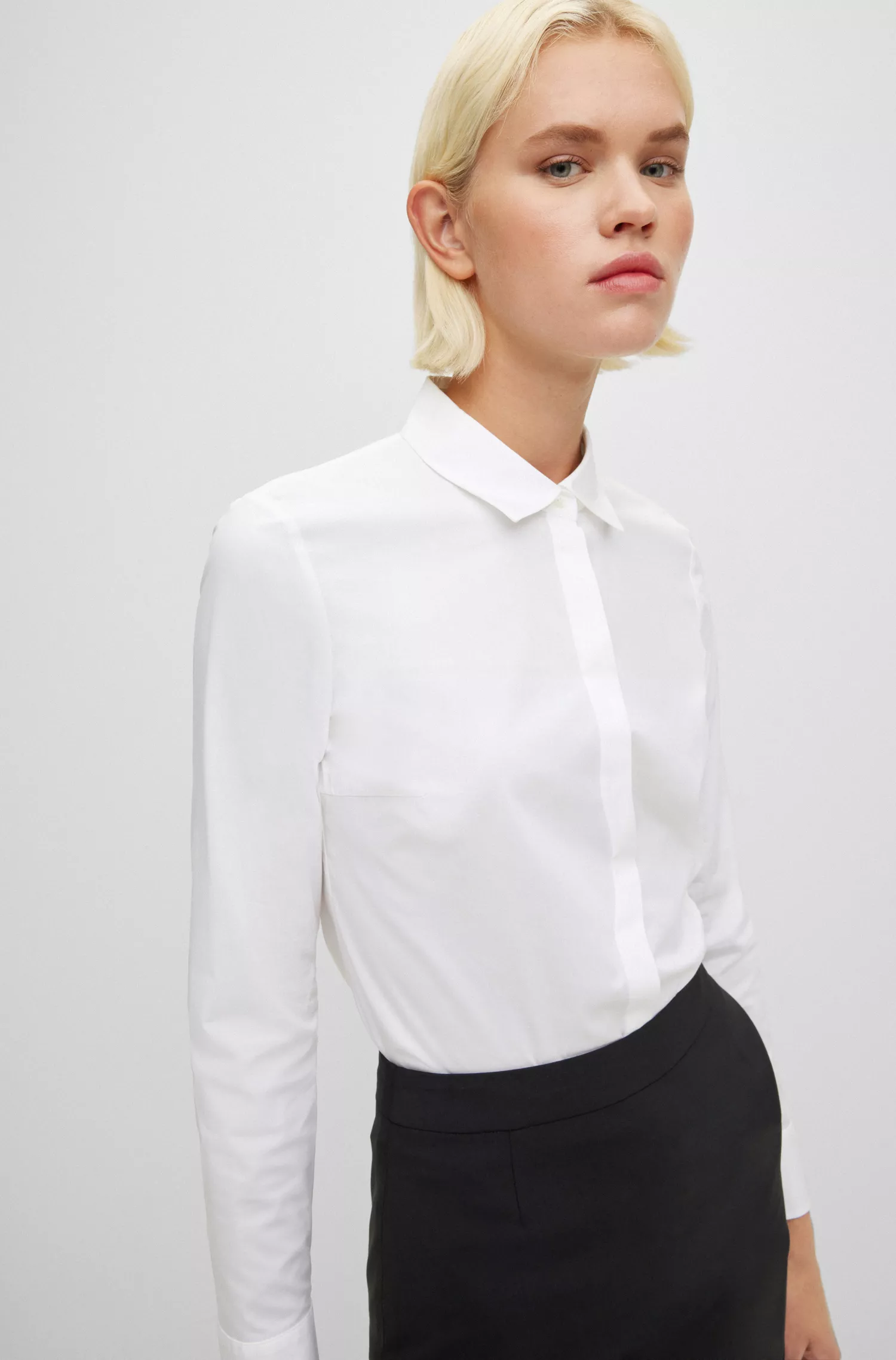 Blusa BOSS preta de corte regular em popeline de algodão elástico.