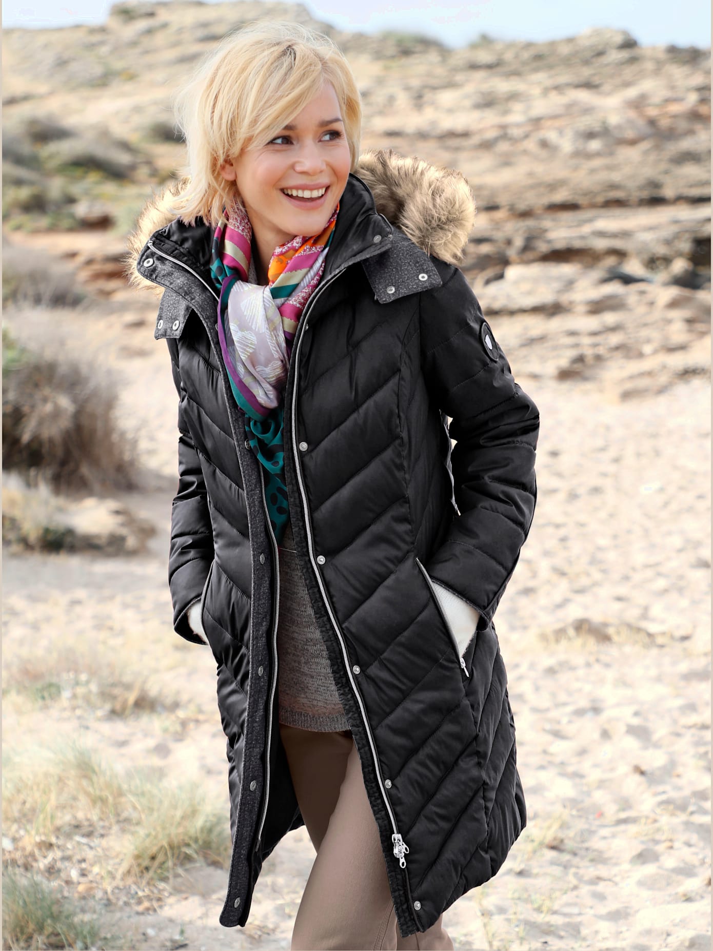 Manteau ultra chaud matelassé coupe cintrée col montant capuche amovible imitation fourrure
