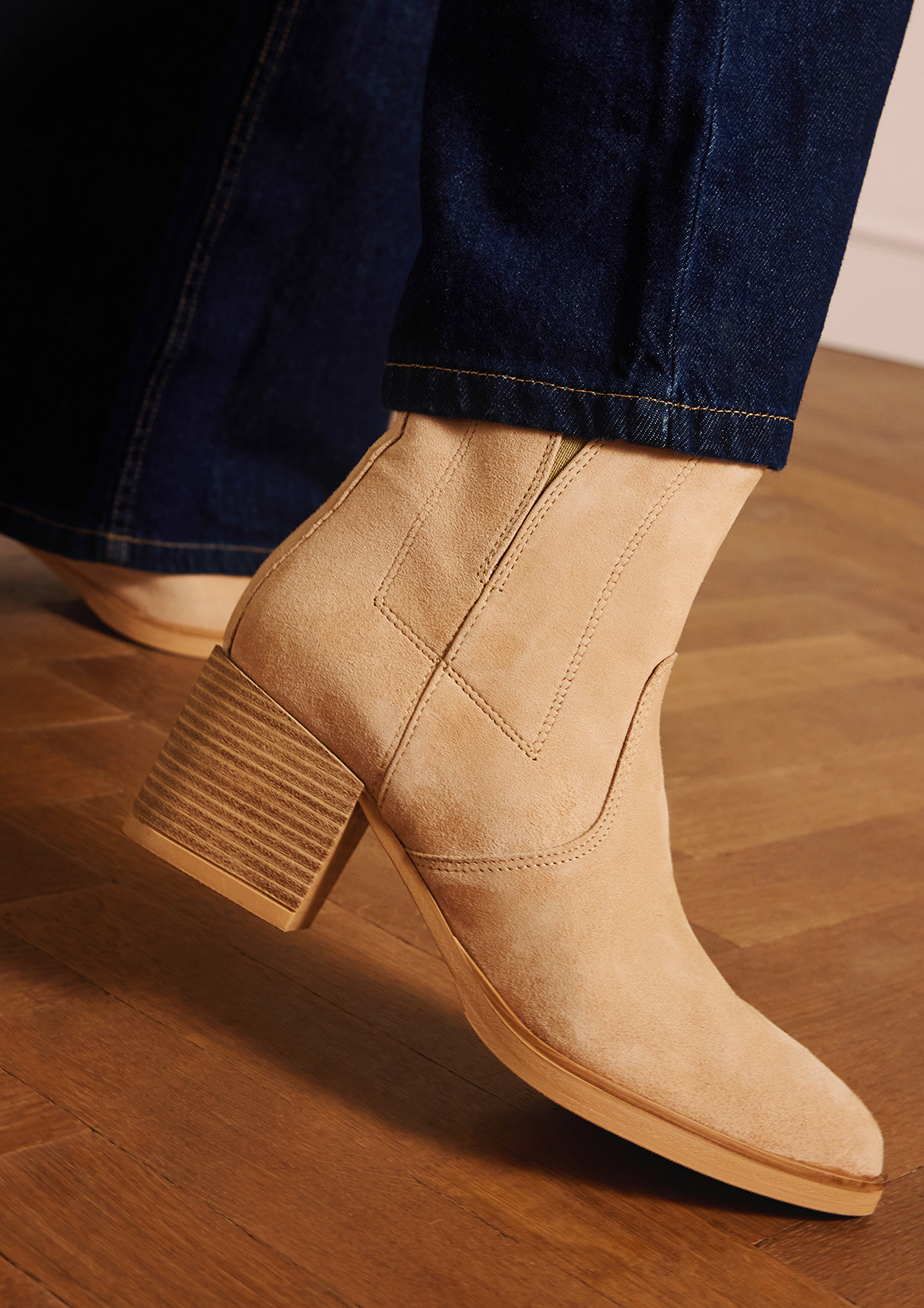 Beige suède enkellaarsjes met hak