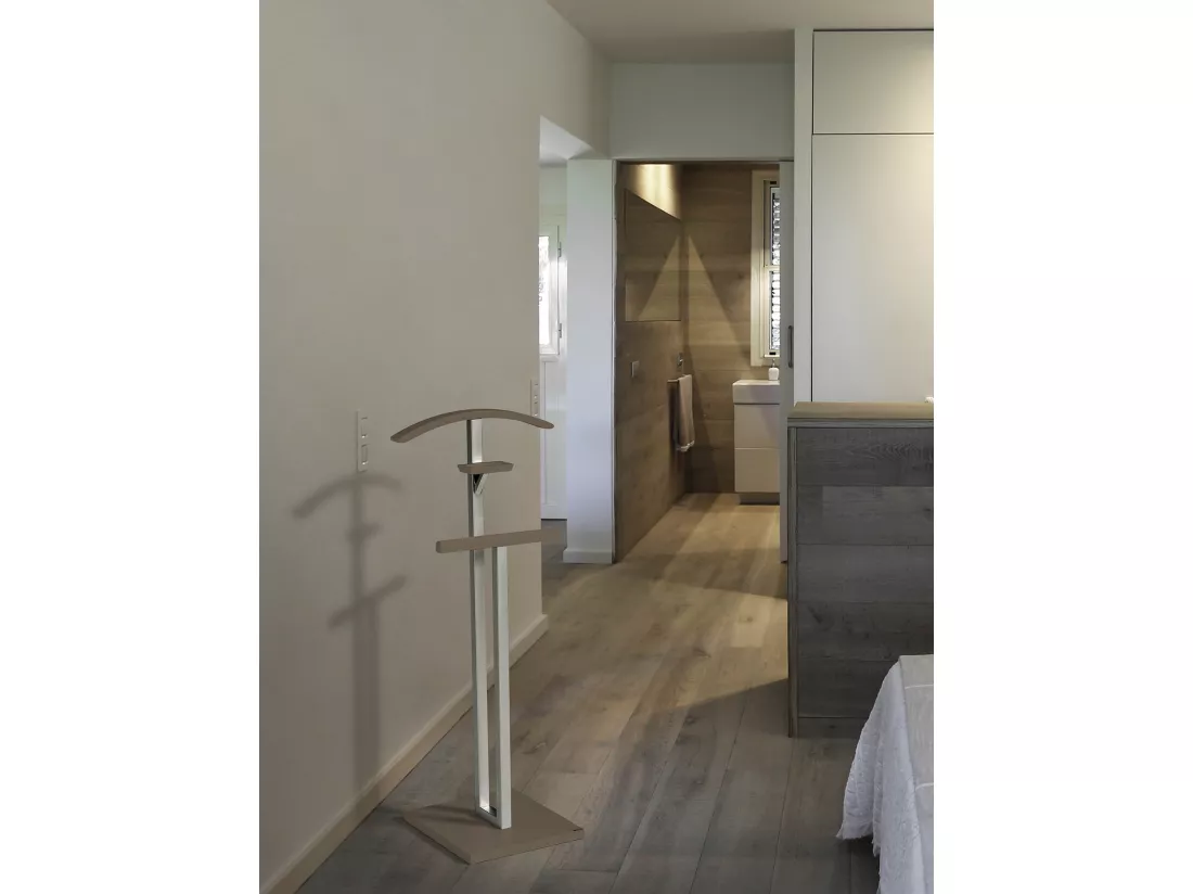Valet de nuit - H116cm x L46cm x P34cm - hêtre massif moka - New York
